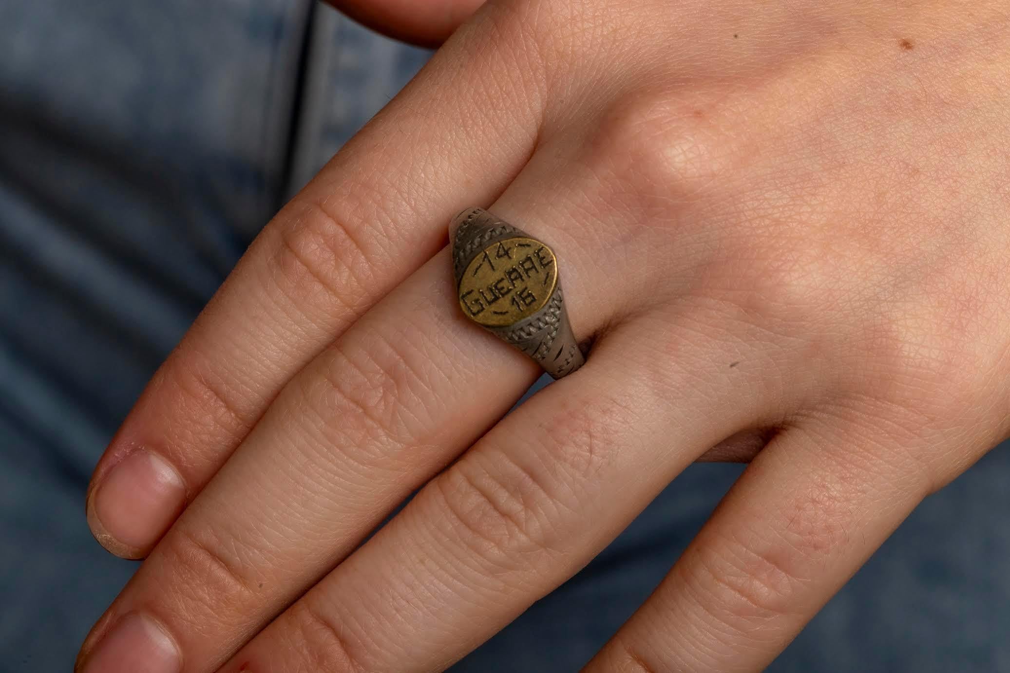 Bague de chevalière Trench Art  Commémoration des Français pendant la Première Guerre mondiale Excellent état - En vente à Stamford, CT