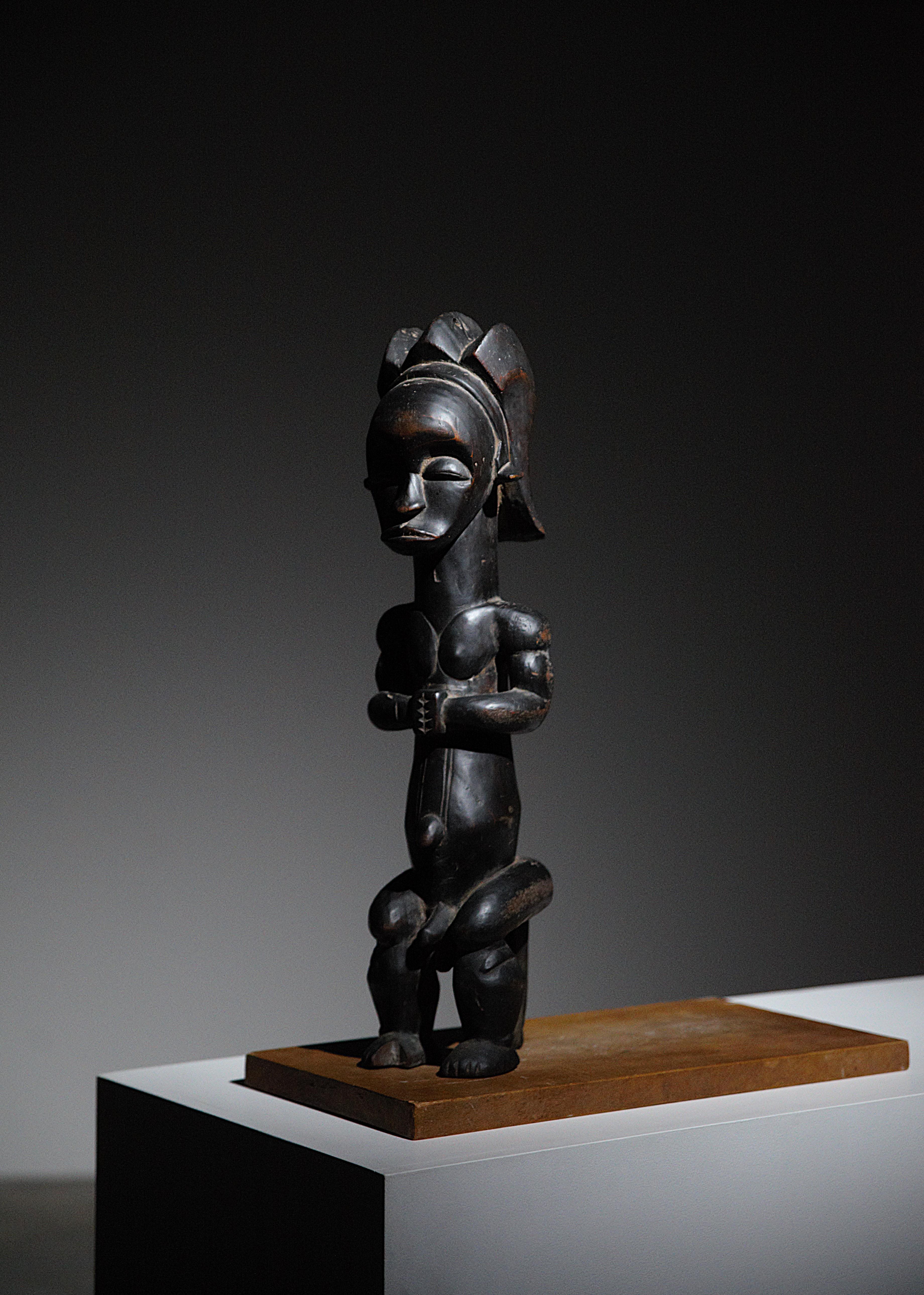 A Tribal Art Byeri Fang-Skulptur Gabun 1980er Jahre

Sehr schöne dekorative Skulptur.

Schönes Schwarz und Rot.

Späte Arbeiten aus Süd-Gabun.

Bericht: ein Mangel an Holz auf einem Fuß ( bitte überprüfen Sie die Fotos ).