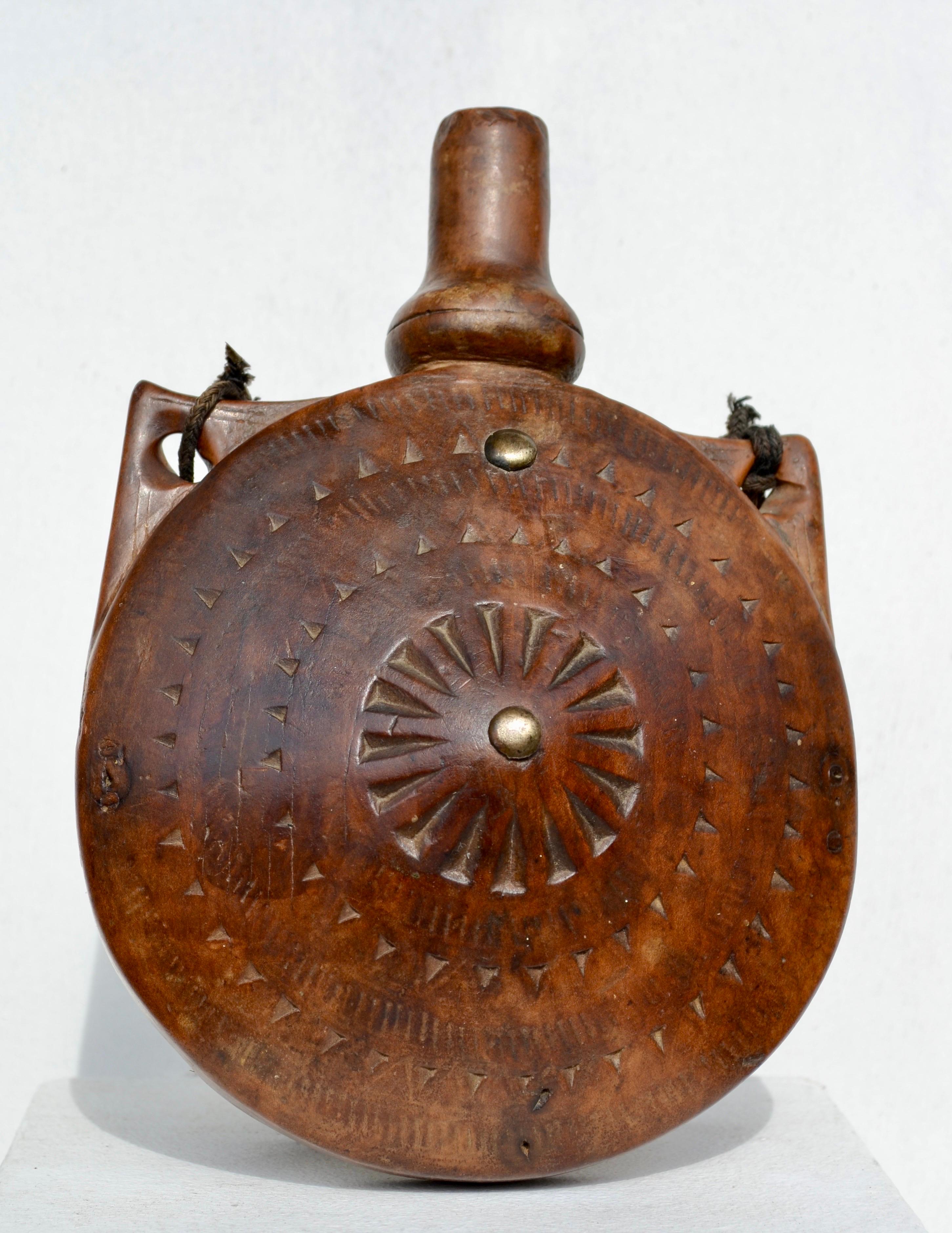 Sculpté à la main Poire à poudre tribale - Maroc, fin du XIXe siècle en vente