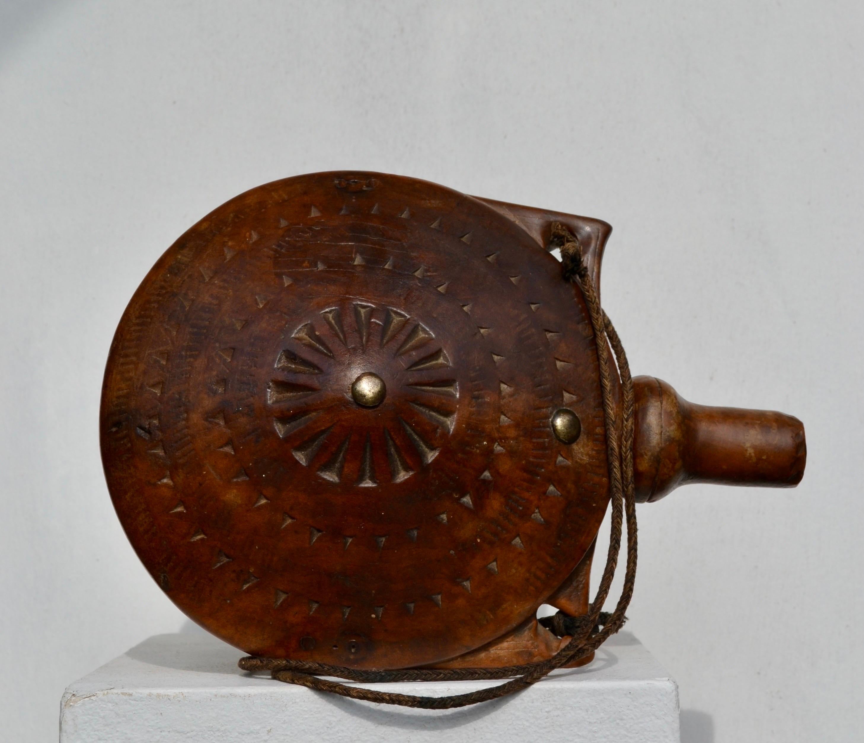 Bois Poire à poudre tribale - Maroc, fin du XIXe siècle en vente