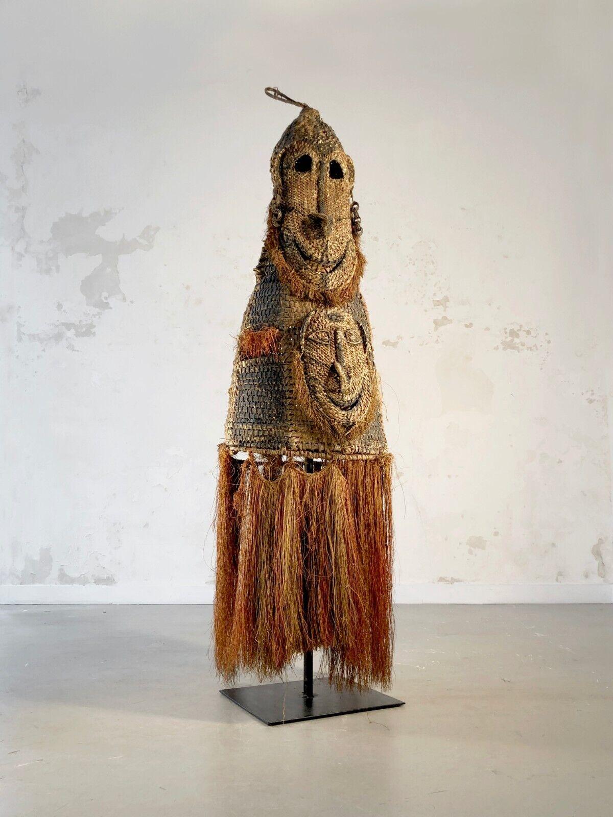 Mid-20th Century A TRIBAL Ritual SCULPTURE MASK TUNIC Middle SEPIK, Papua New Guinea, 1950 For Sale