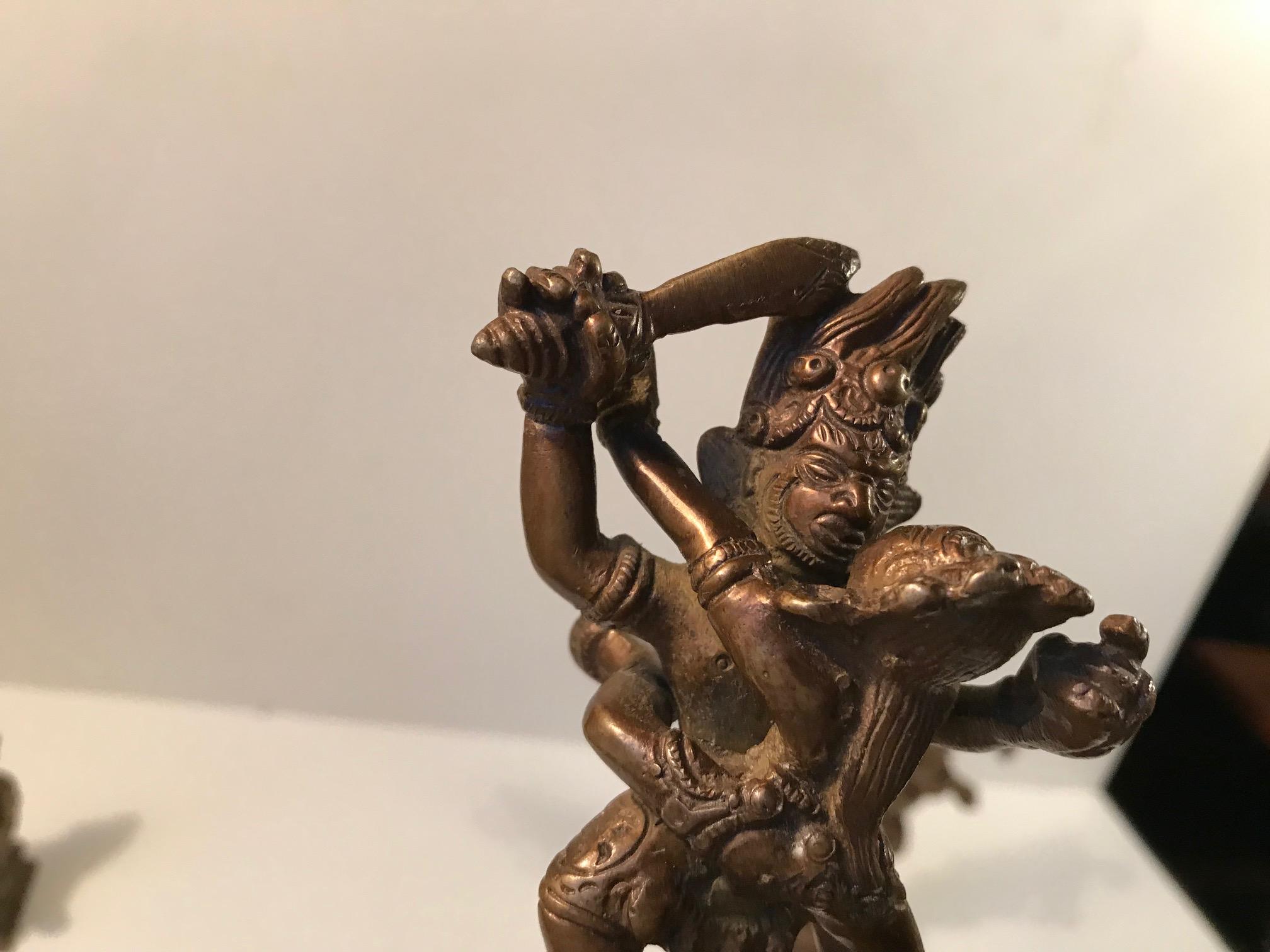 Trio de figures de dieux hindous anciens en bronze, Maha Durga, Shiva et Ganesh en vente 5