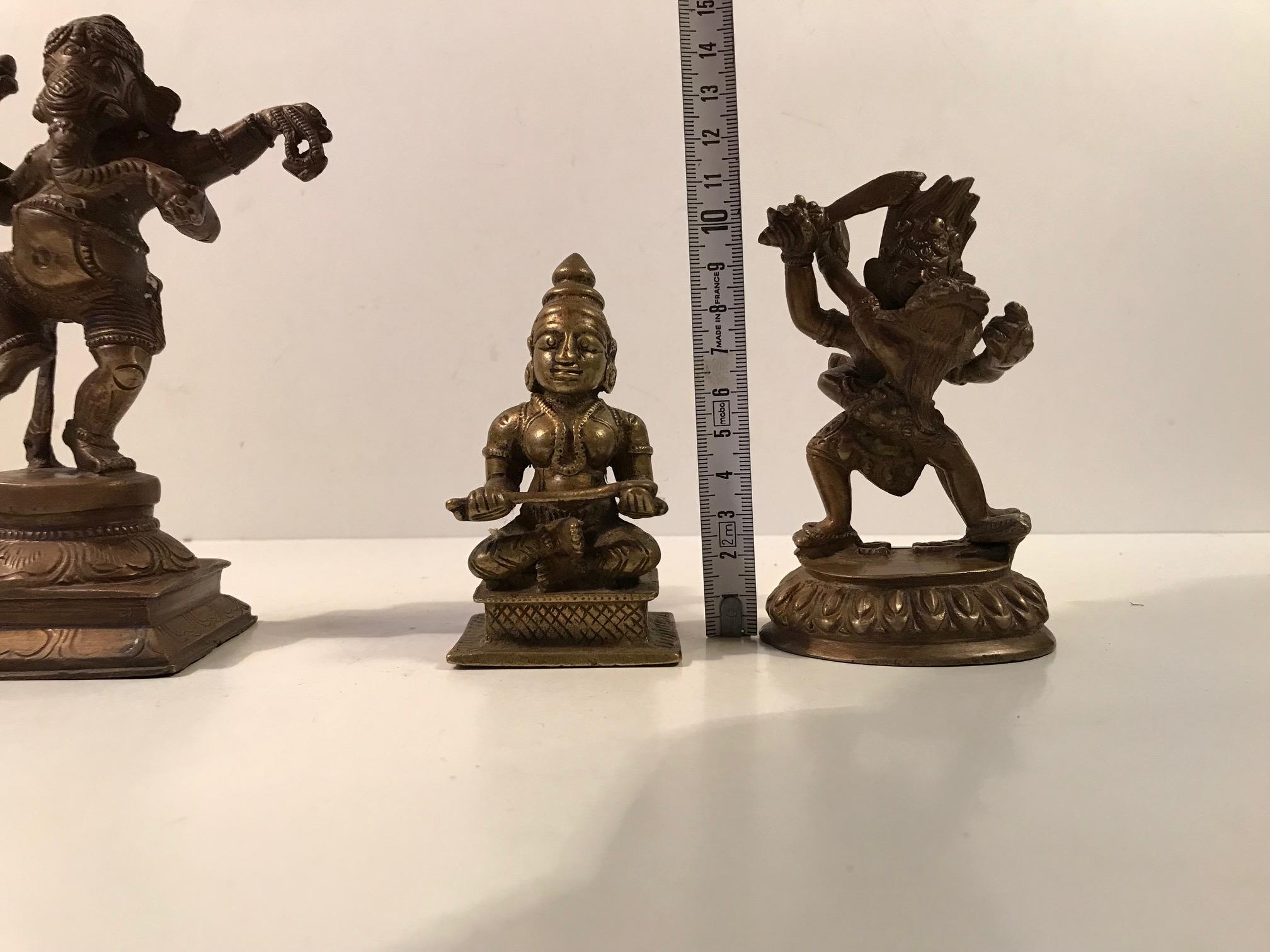 Trio de figures de dieux hindous anciens en bronze, Maha Durga, Shiva et Ganesh en vente 8