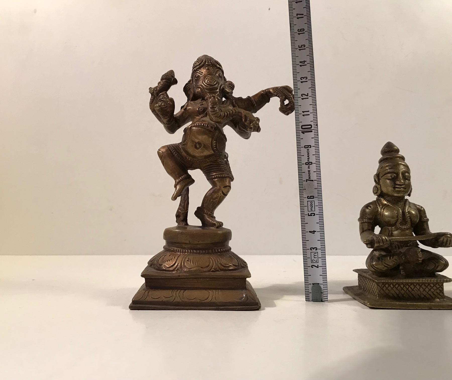Trio de figures de dieux hindous anciens en bronze, Maha Durga, Shiva et Ganesh en vente 9