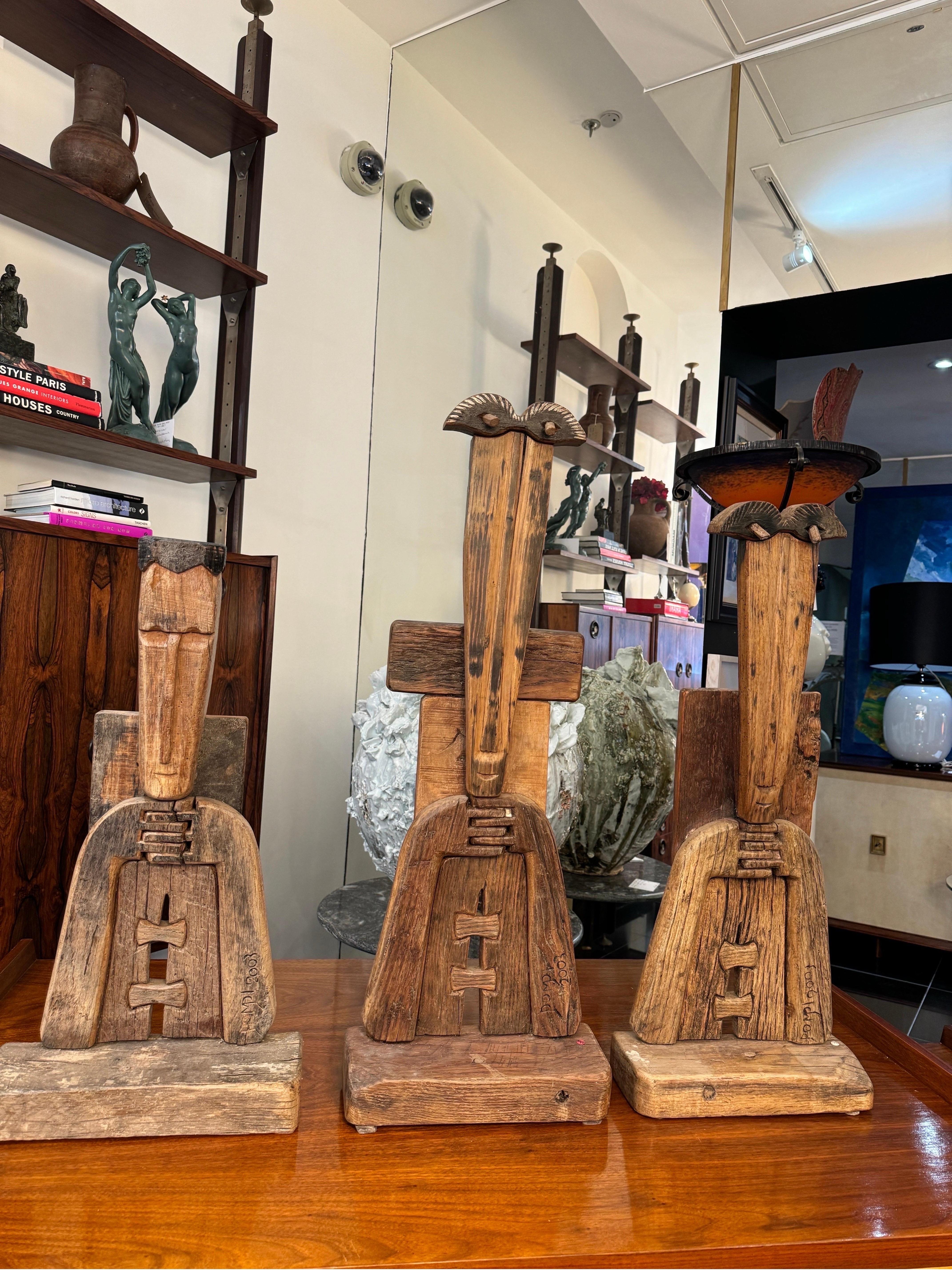 Uno straordinario set di tre sculture create con legno riciclato da mobili antichi dall'acclamato artista italiano Luciano Bertolotto (Pompi). 
Queste sculture in stile naïf primitivo sono assemblate ad incastro senza l'uso di chiodi e danno vita a