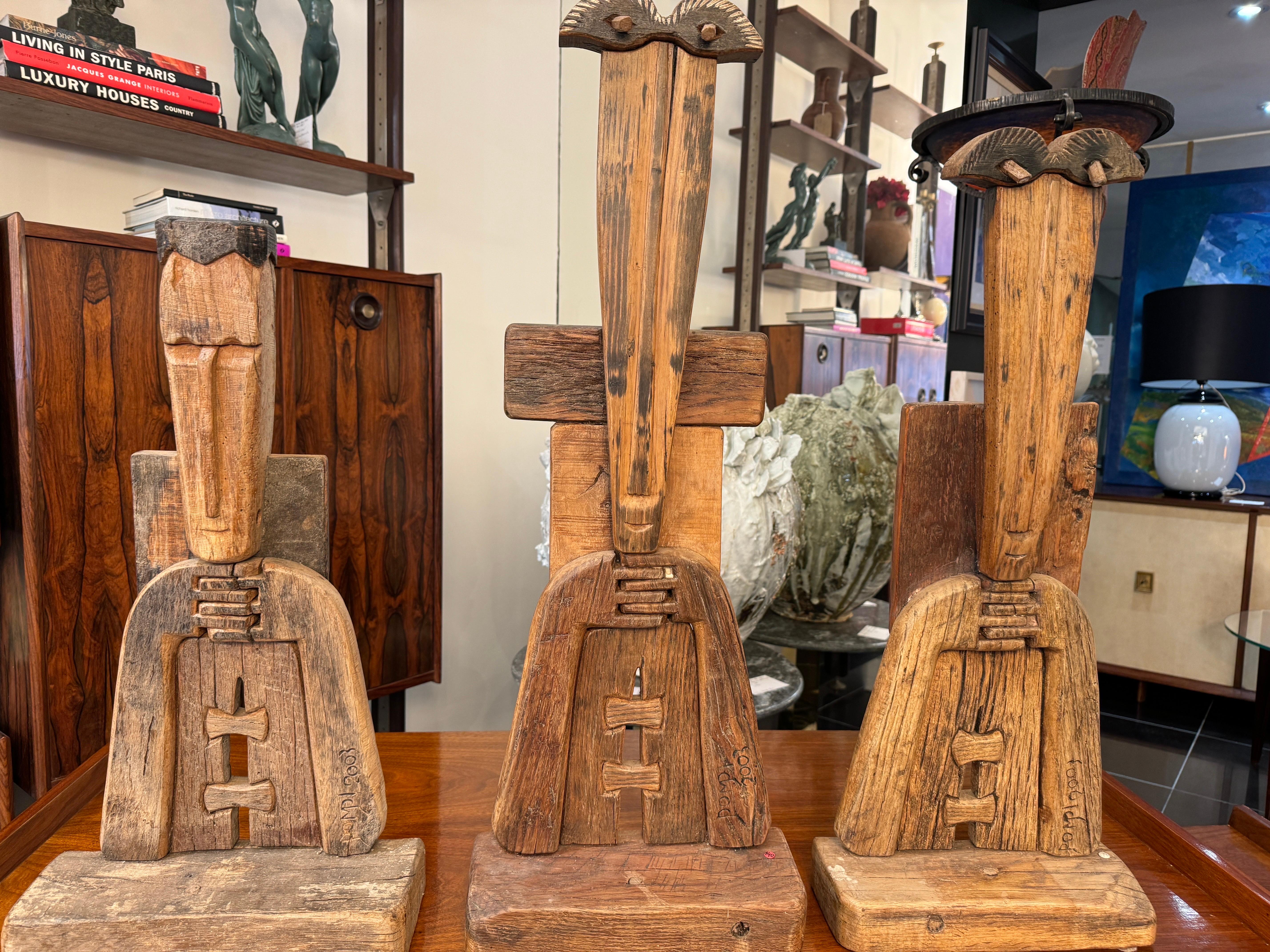 Italiano Un trio di sculture primitive in legno intagliato di Luciano Bertolotto in vendita