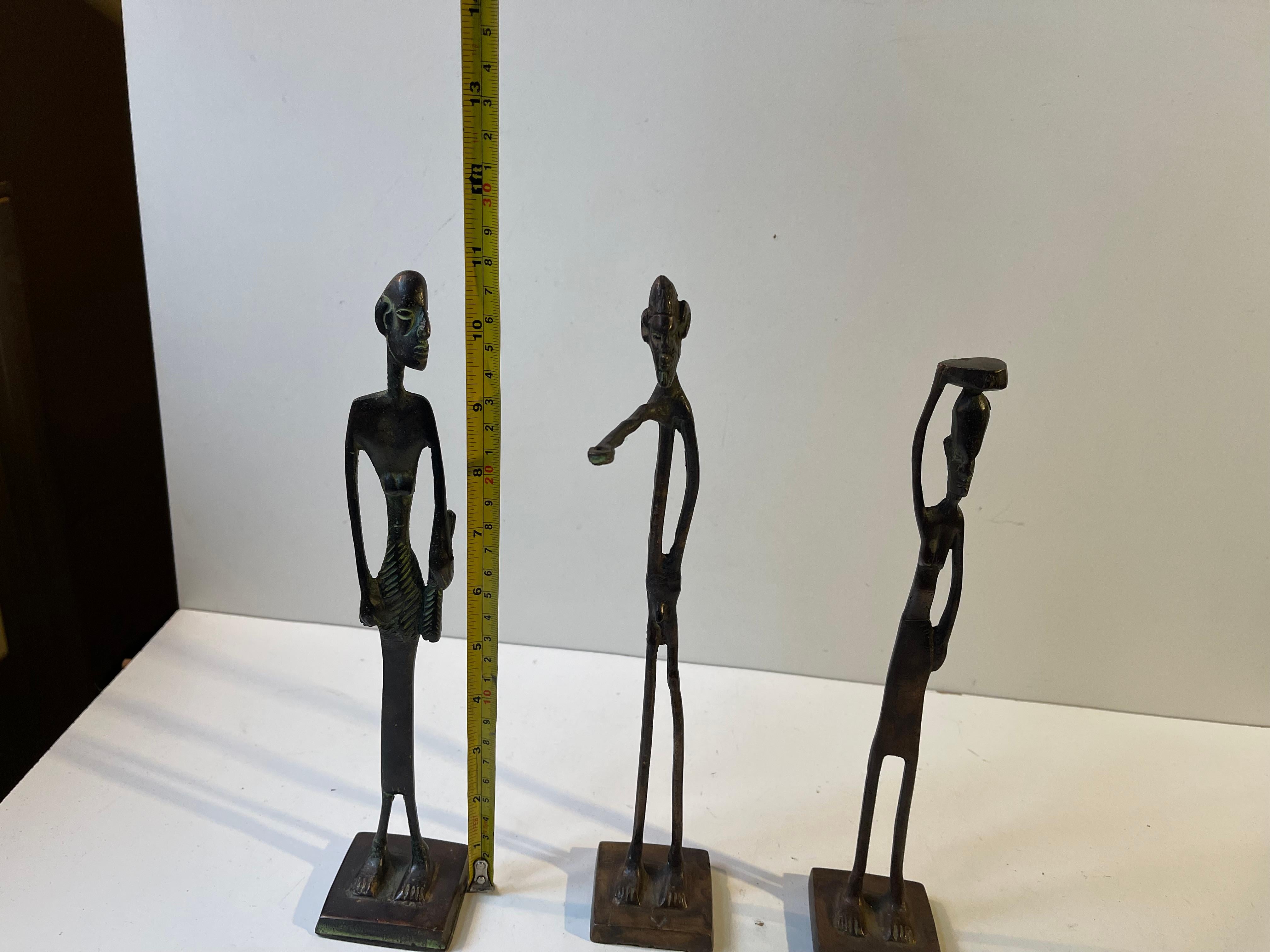 Trio de sculptures allongées en bronze africain, années 1970 en vente 2