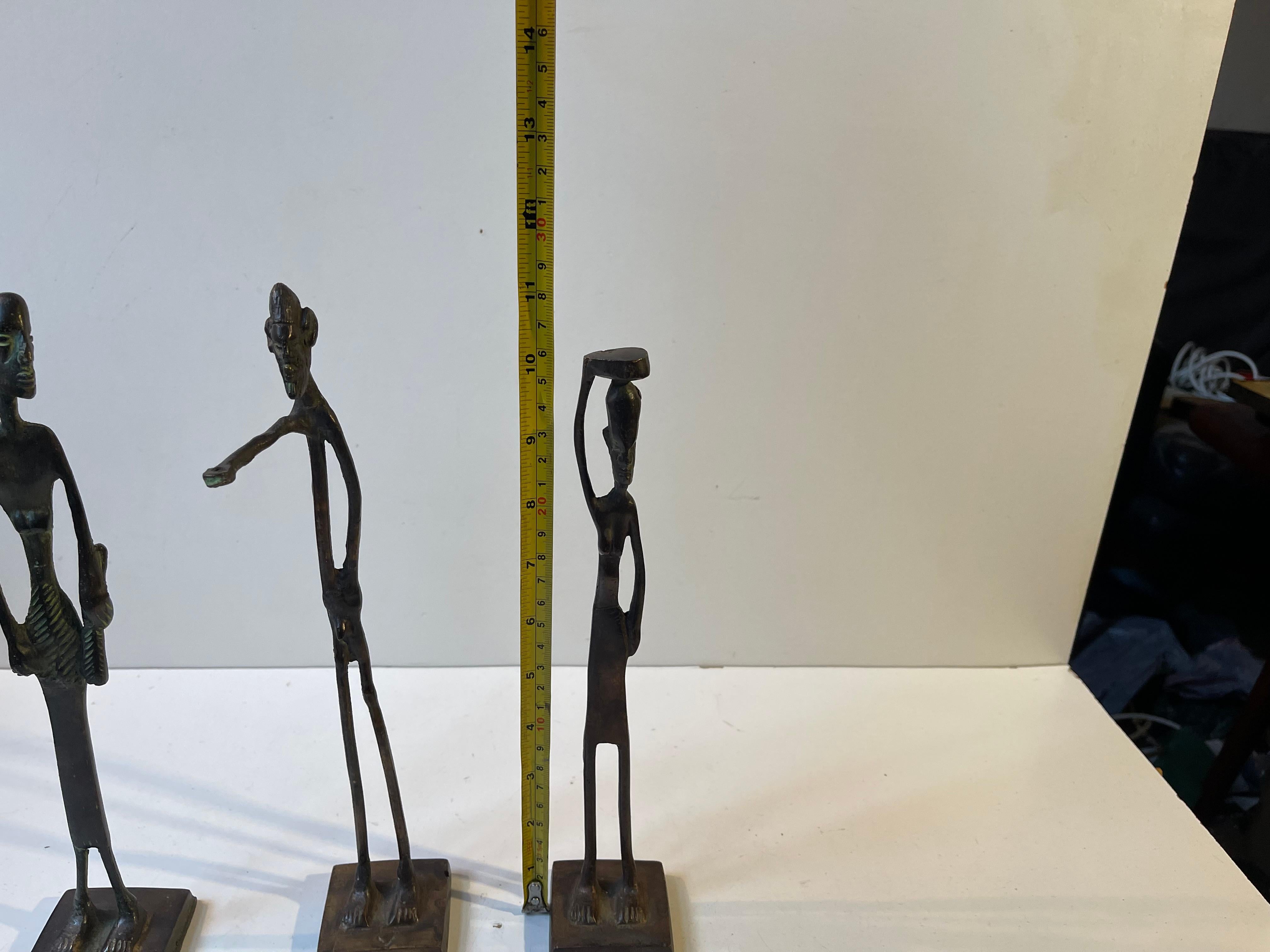 Trio de sculptures allongées en bronze africain, années 1970 en vente 3
