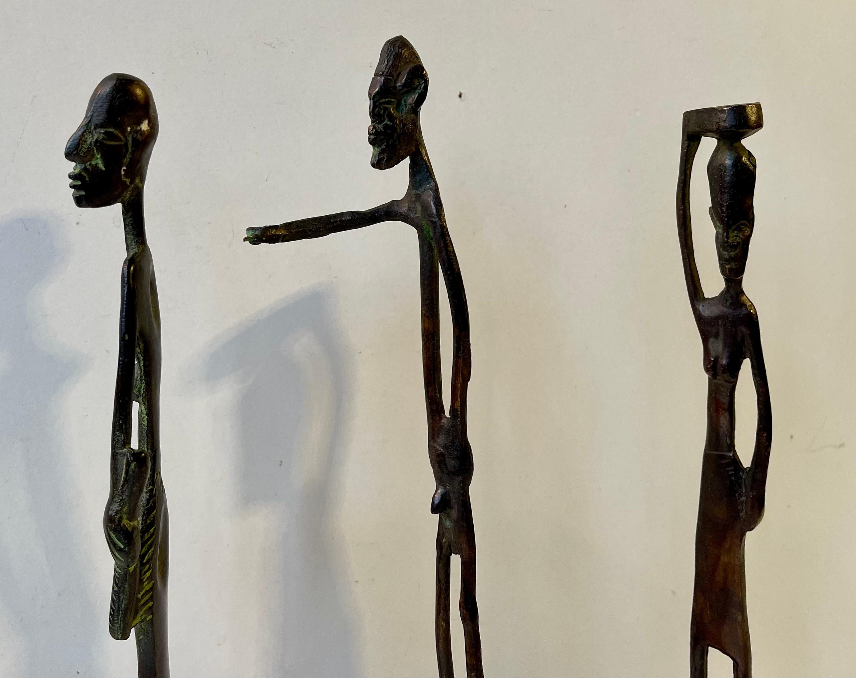 Primitif Trio de sculptures allongées en bronze africain, années 1970 en vente