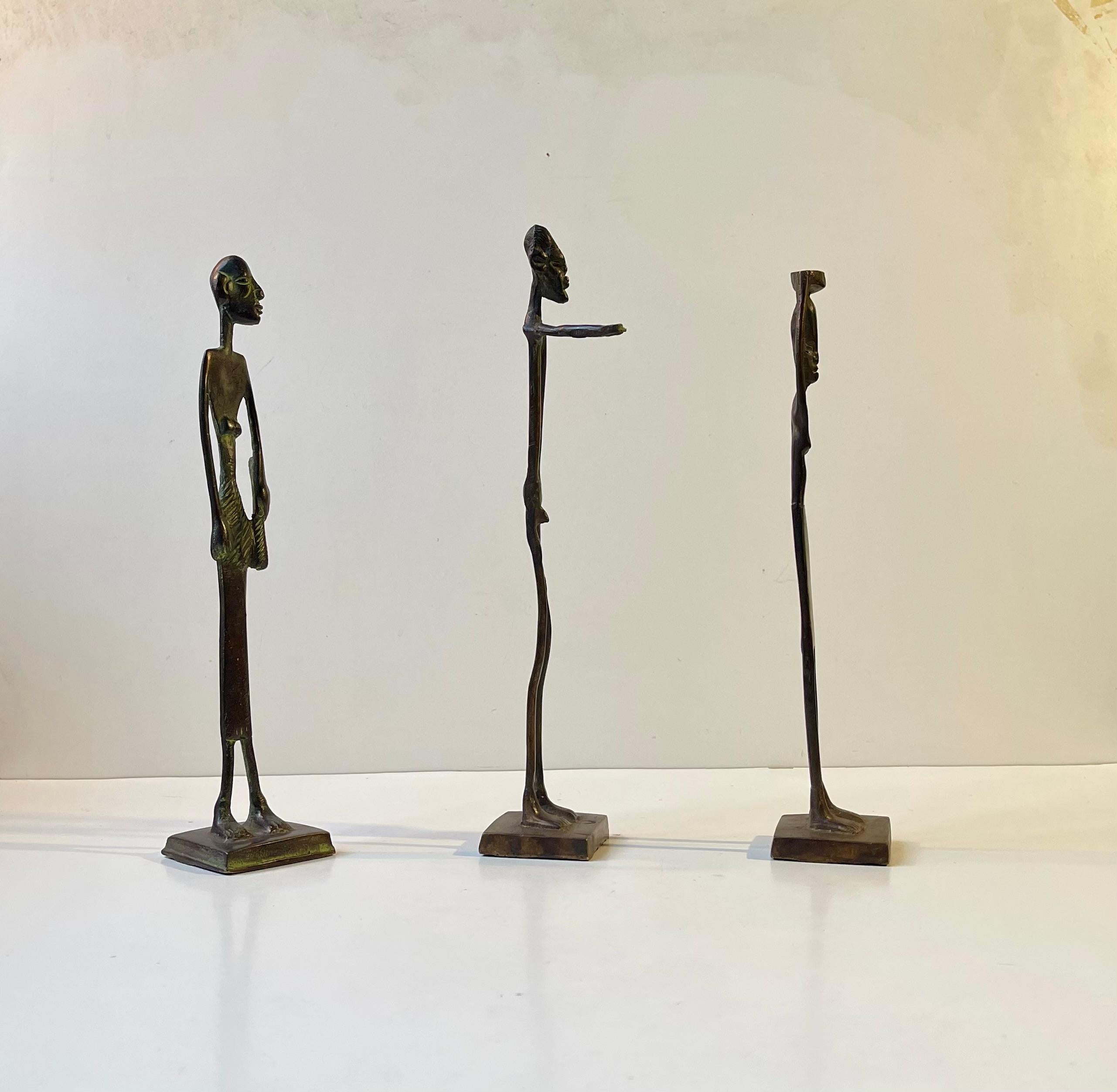 Africain Trio de sculptures allongées en bronze africain, années 1970 en vente