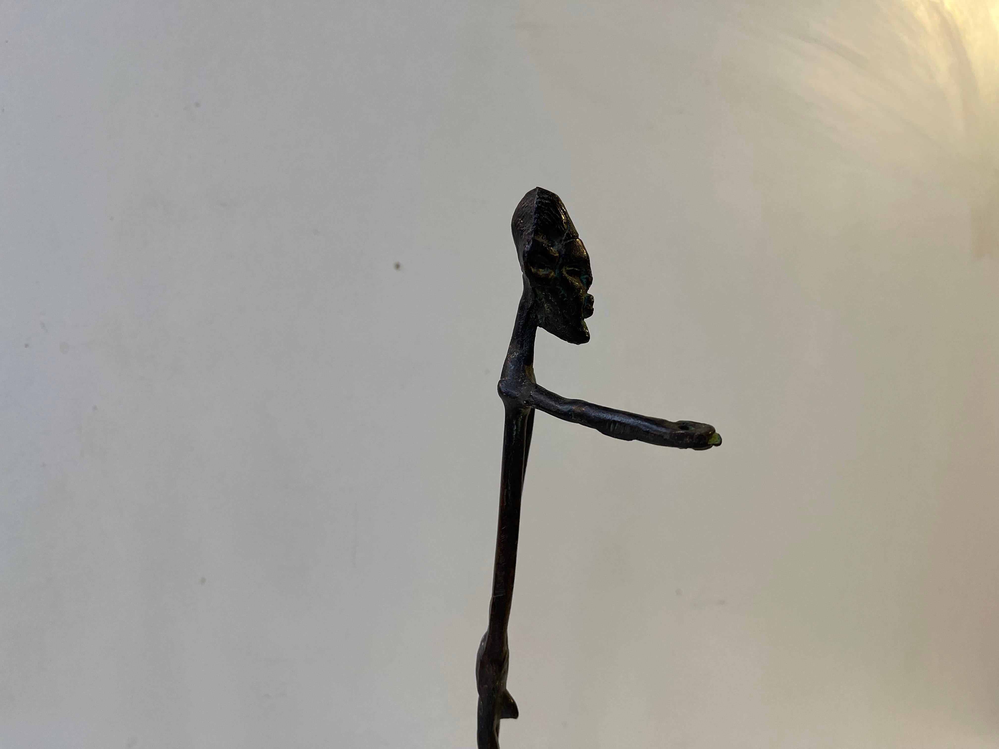 Patiné Trio de sculptures allongées en bronze africain, années 1970 en vente