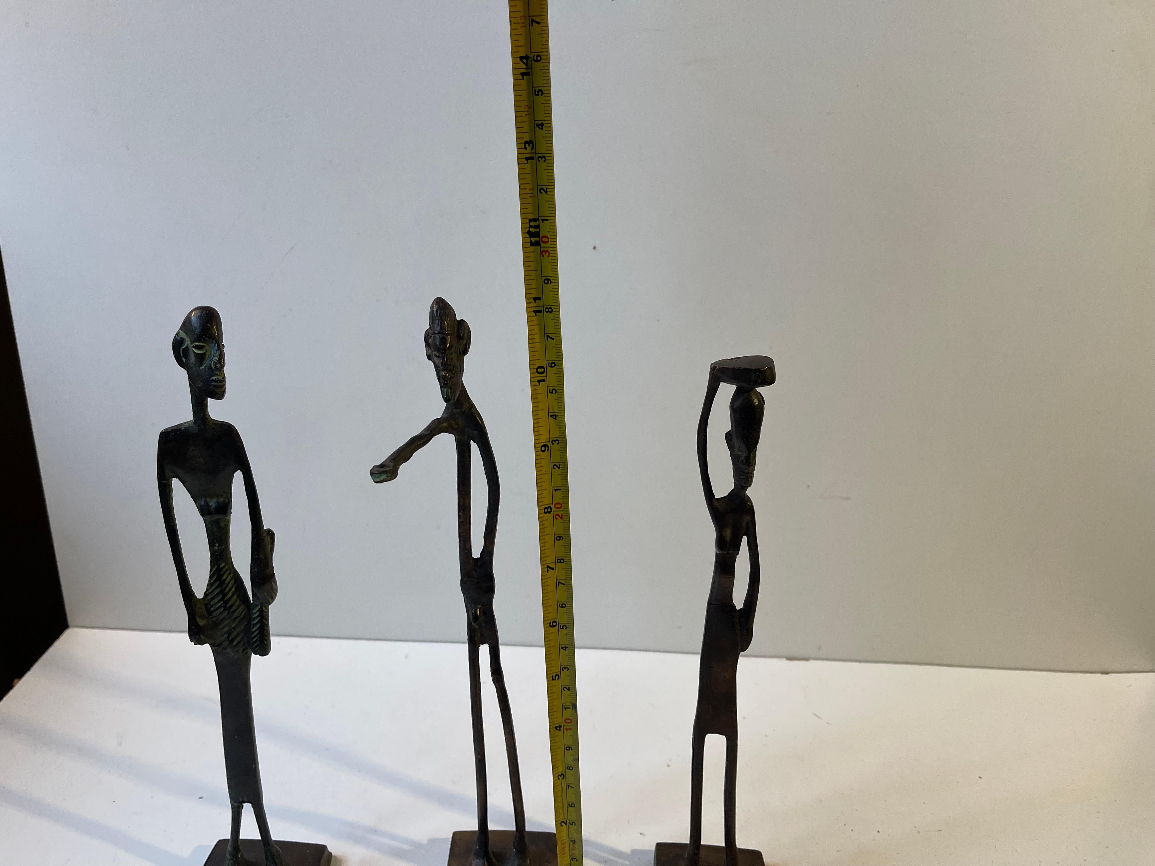 Trio de sculptures allongées en bronze africain, années 1970 en vente 1