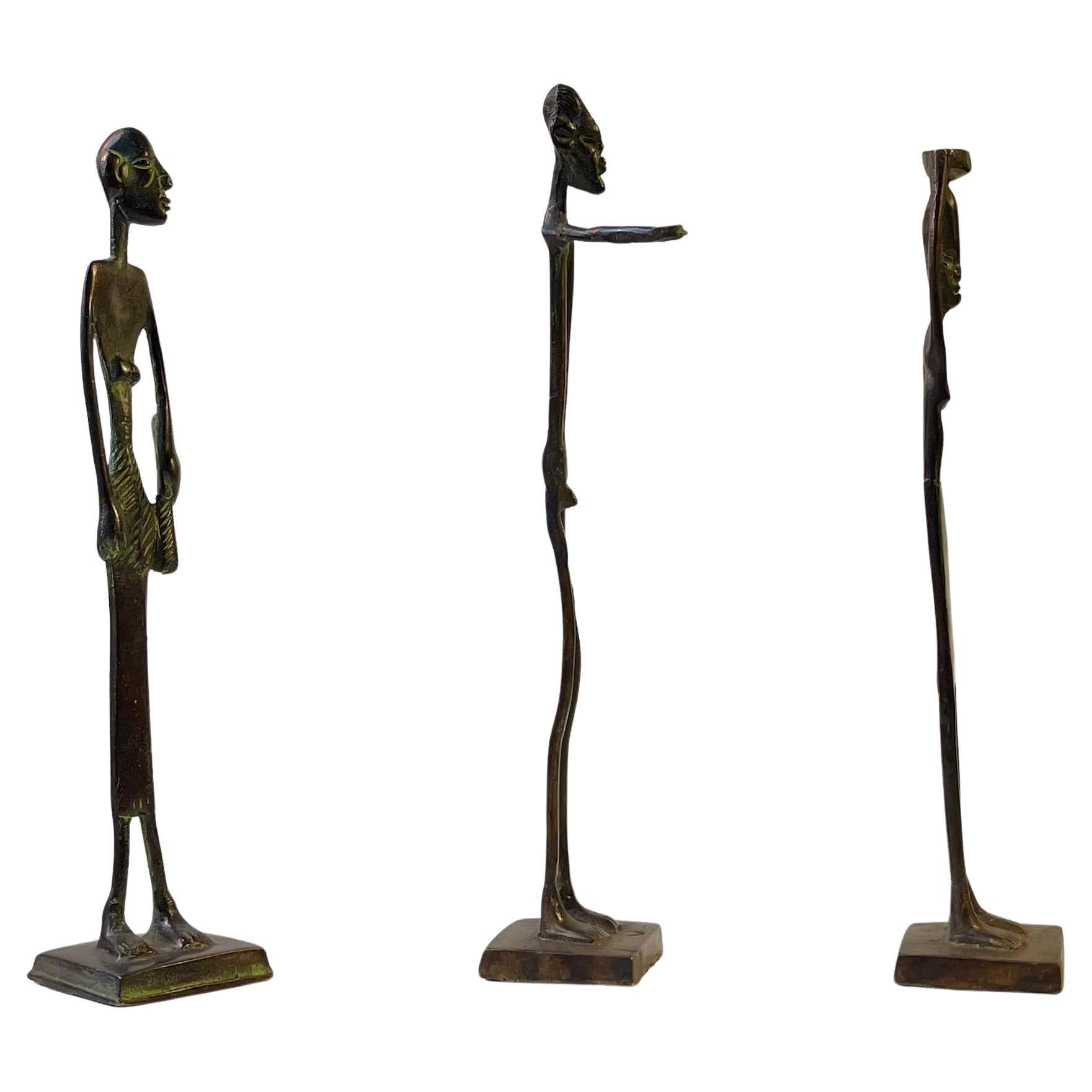 Trio de sculptures allongées en bronze africain, années 1970 en vente