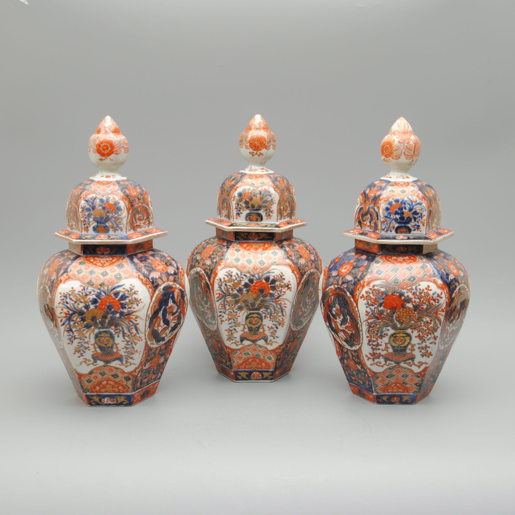 Ein Satz von drei Imari-Vasen und Deckel mit Blumenvasen und großen Vögeln verziert. Circa 1820.


 
