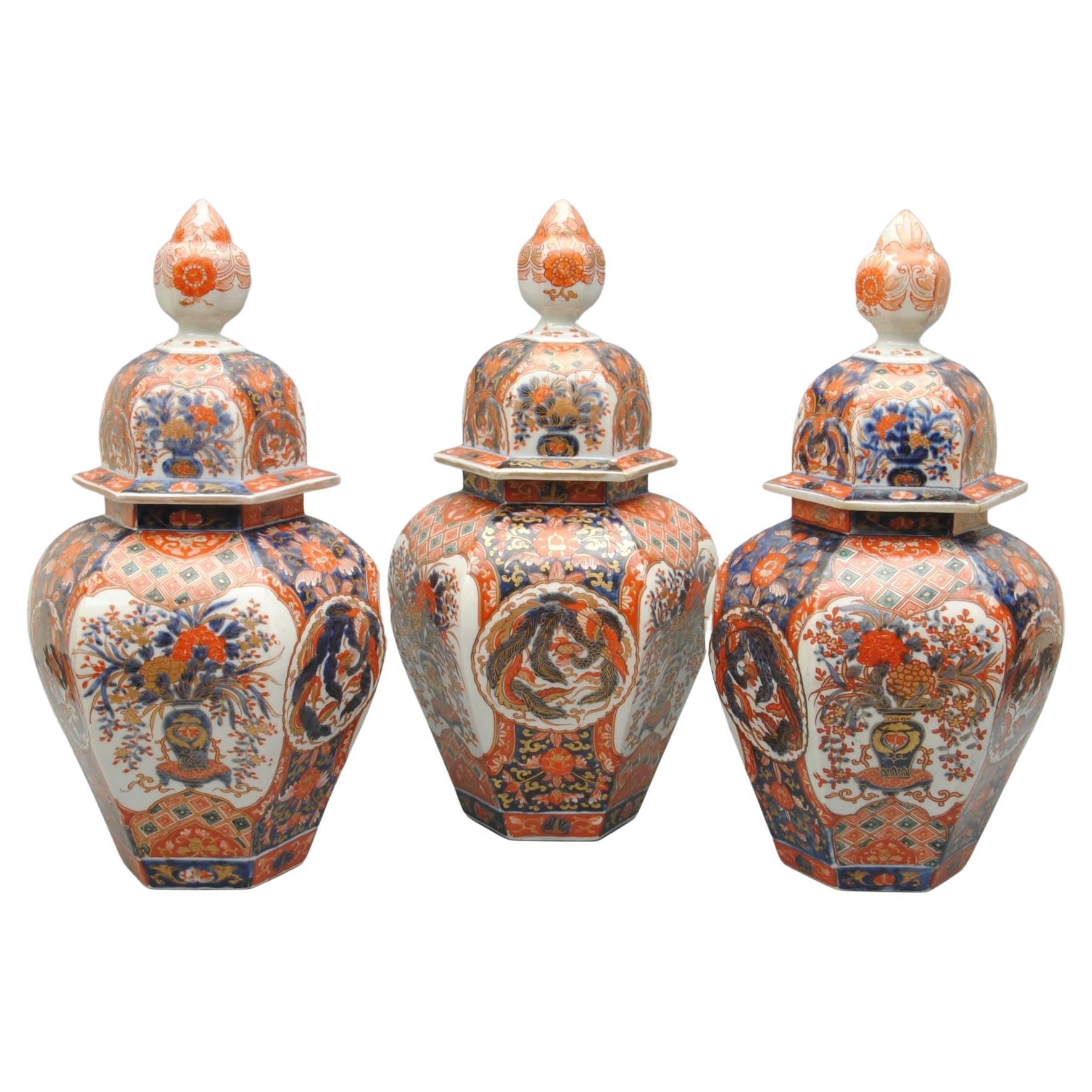 Trio di vasi con coperchio Imari giapponesi