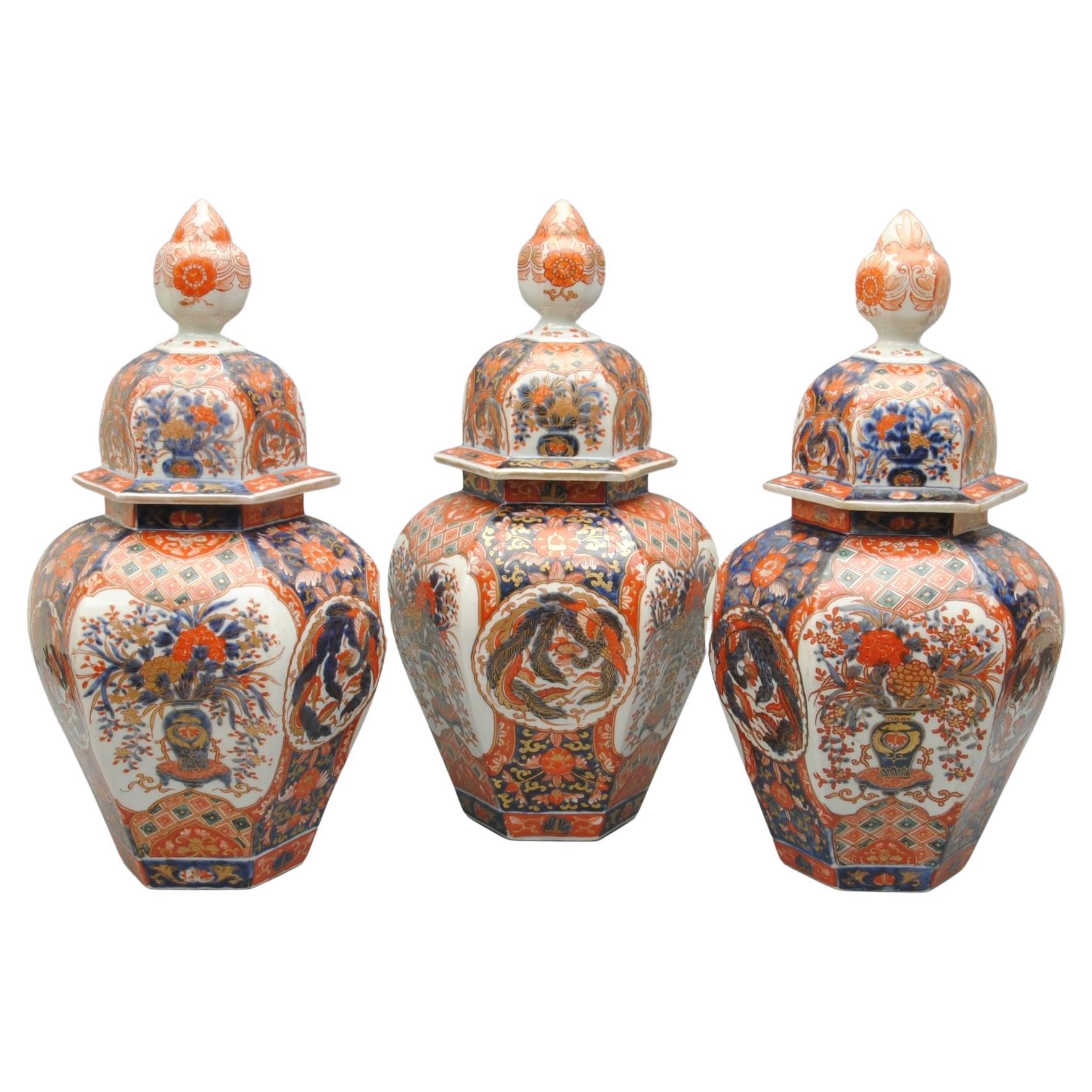 Trio japanischer Imari-Vasen mit Deckel mit Deckel im Angebot