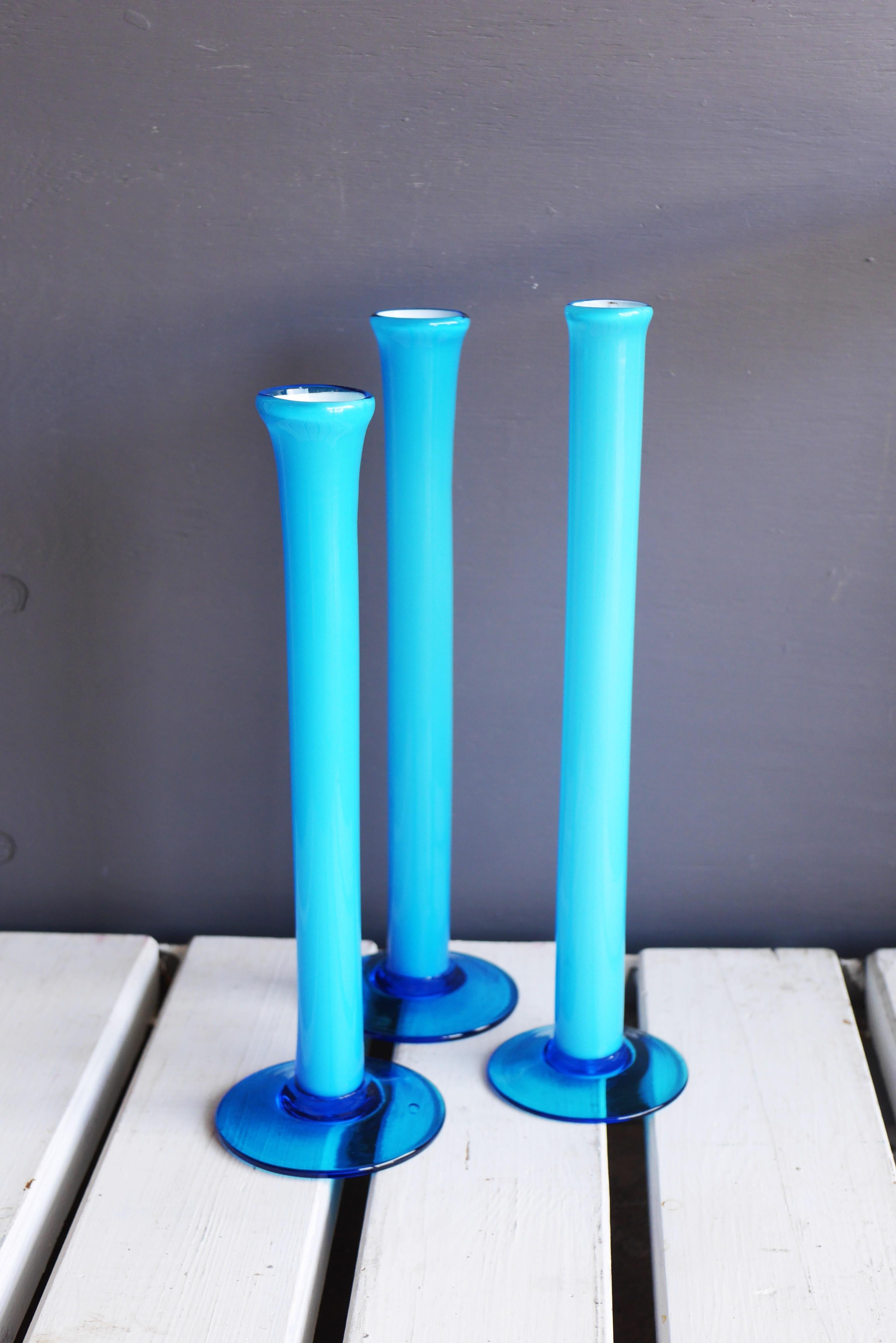 
Un trio di bellissimi vasi alti per orchidee, tutti soffiati a mano con un fantastico colore azzurro. Questi vasi hanno un design molto semplice, ma è il colore a renderli davvero speciali. Trattandosi di tre pezzi, aggiungeranno interesse e colore