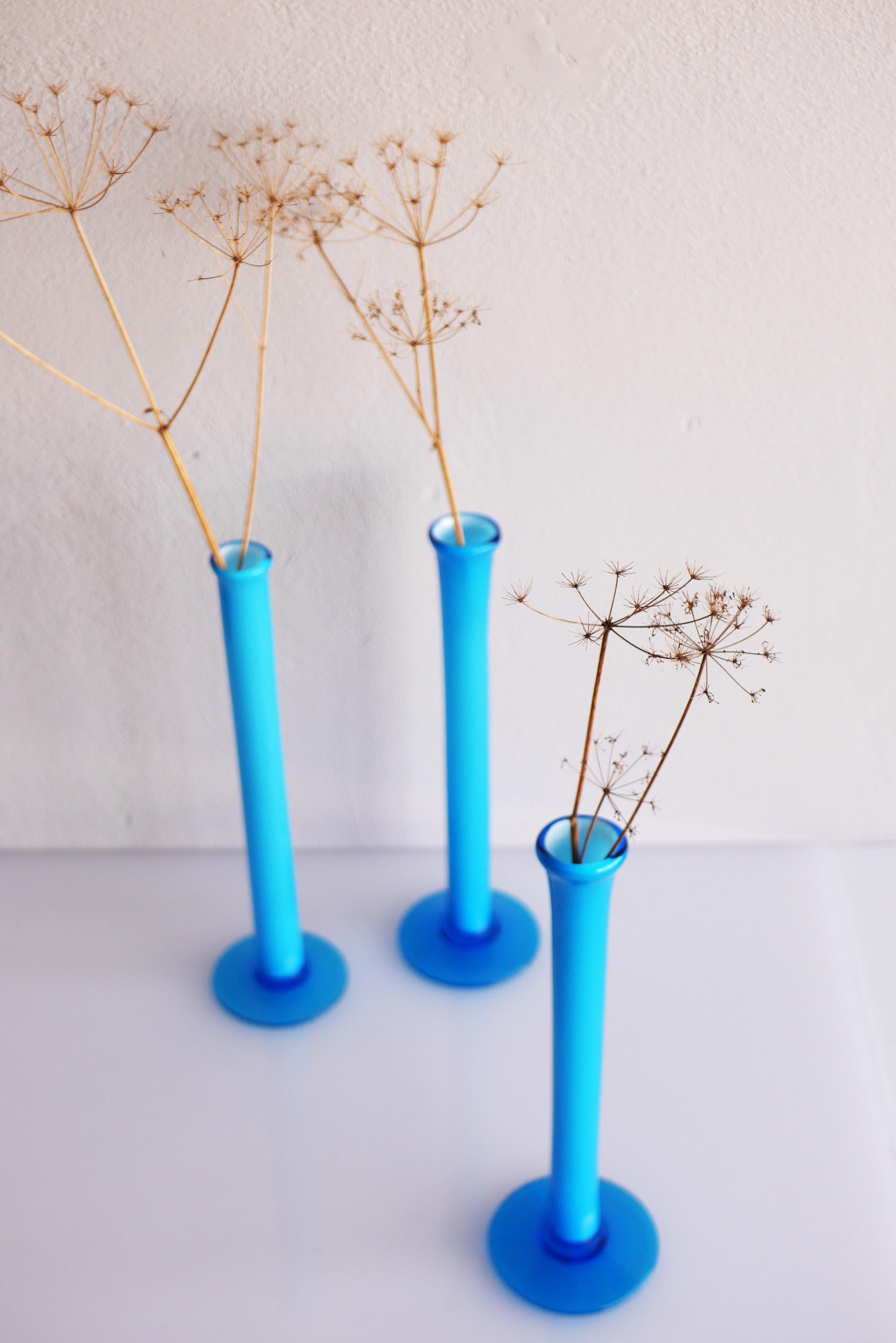 Scandinavo moderno Trio di vasi alti soffiati a mano Orchid blu azzurro di Artur Percy per Gullaskruf in vendita