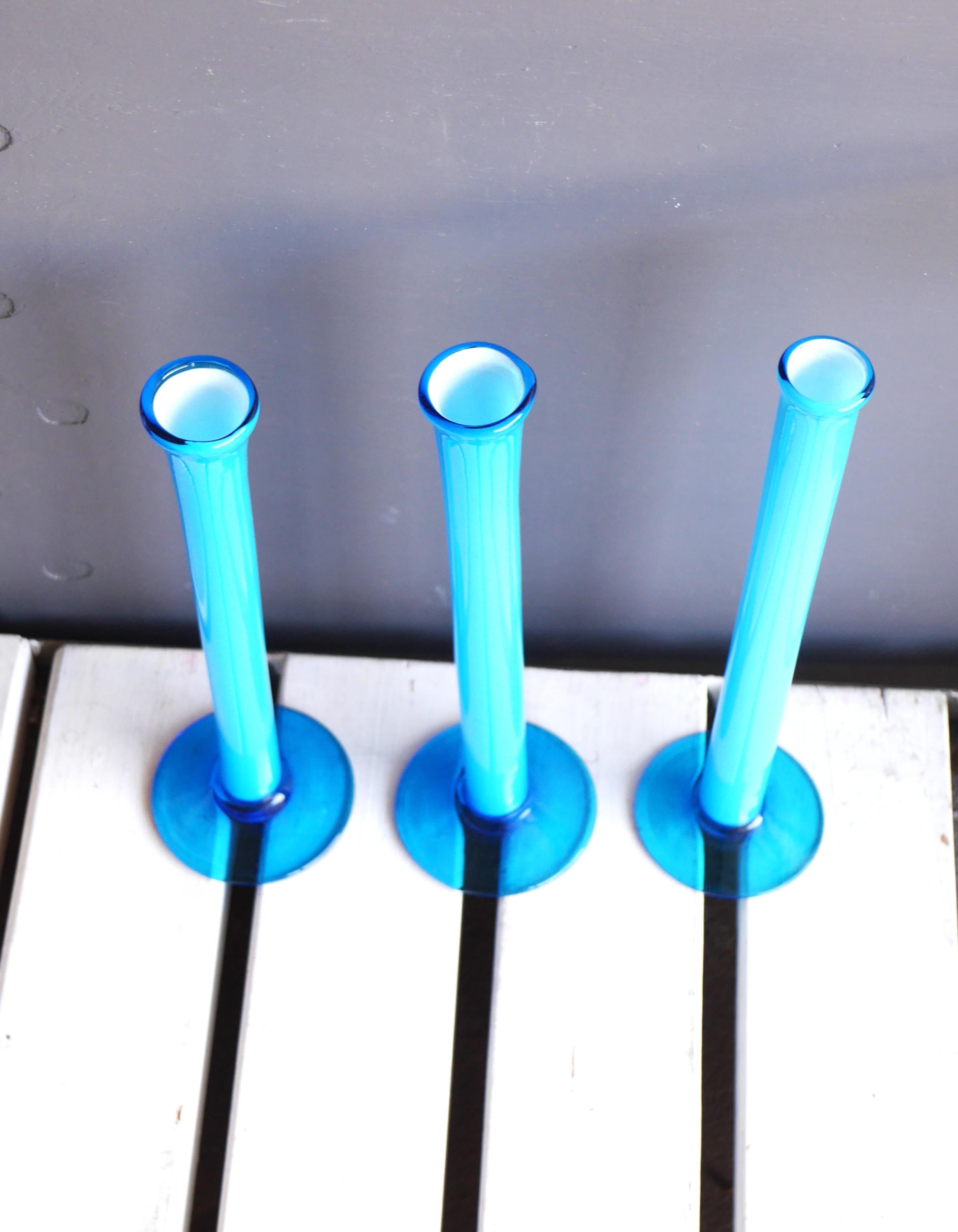 Svedese Trio di vasi alti soffiati a mano Orchid blu azzurro di Artur Percy per Gullaskruf in vendita