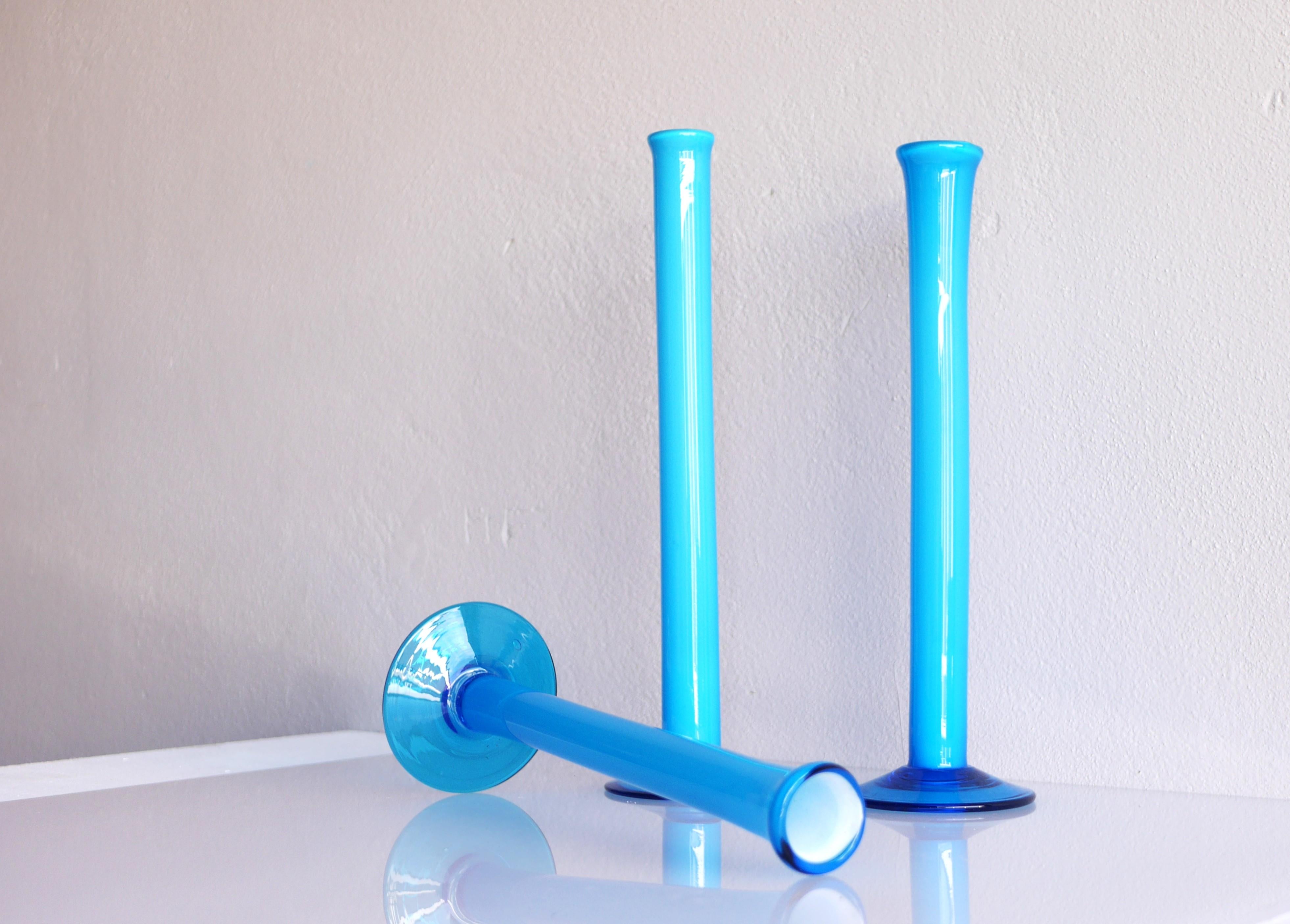 Fatto a mano Trio di vasi alti soffiati a mano Orchid blu azzurro di Artur Percy per Gullaskruf in vendita