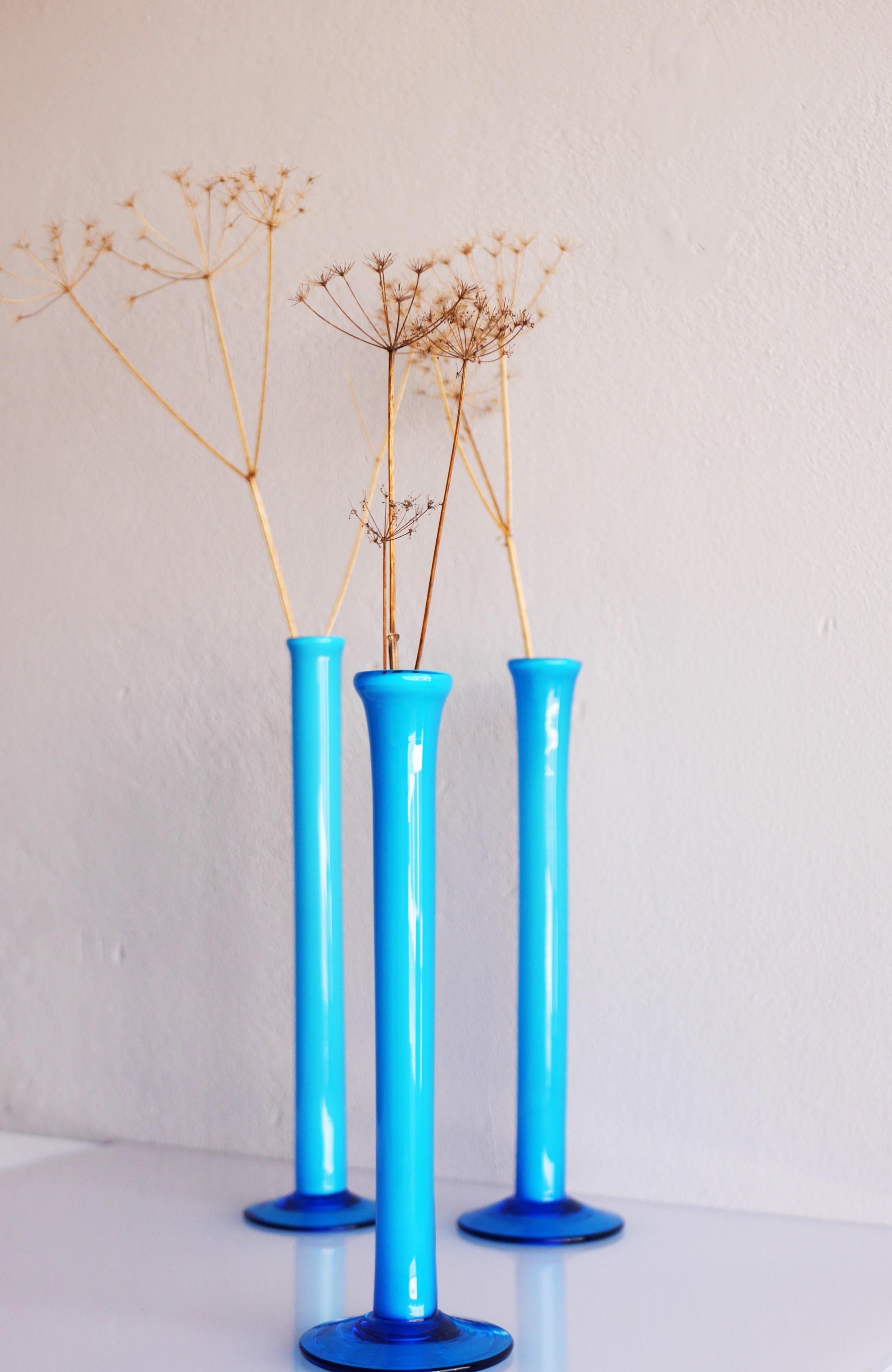 Trio di vasi alti soffiati a mano Orchid blu azzurro di Artur Percy per Gullaskruf In condizioni buone in vendita a Skarpnäck, SE