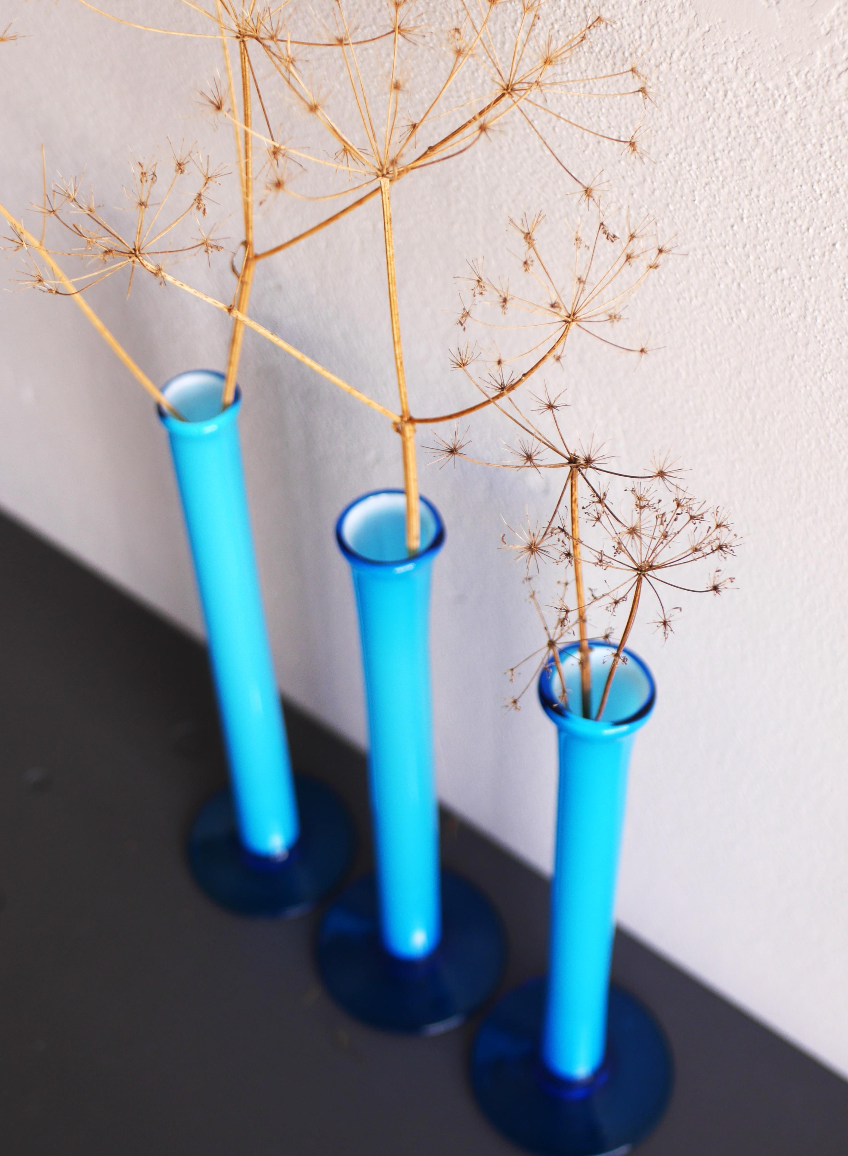 Metà XX secolo Trio di vasi alti soffiati a mano Orchid blu azzurro di Artur Percy per Gullaskruf in vendita