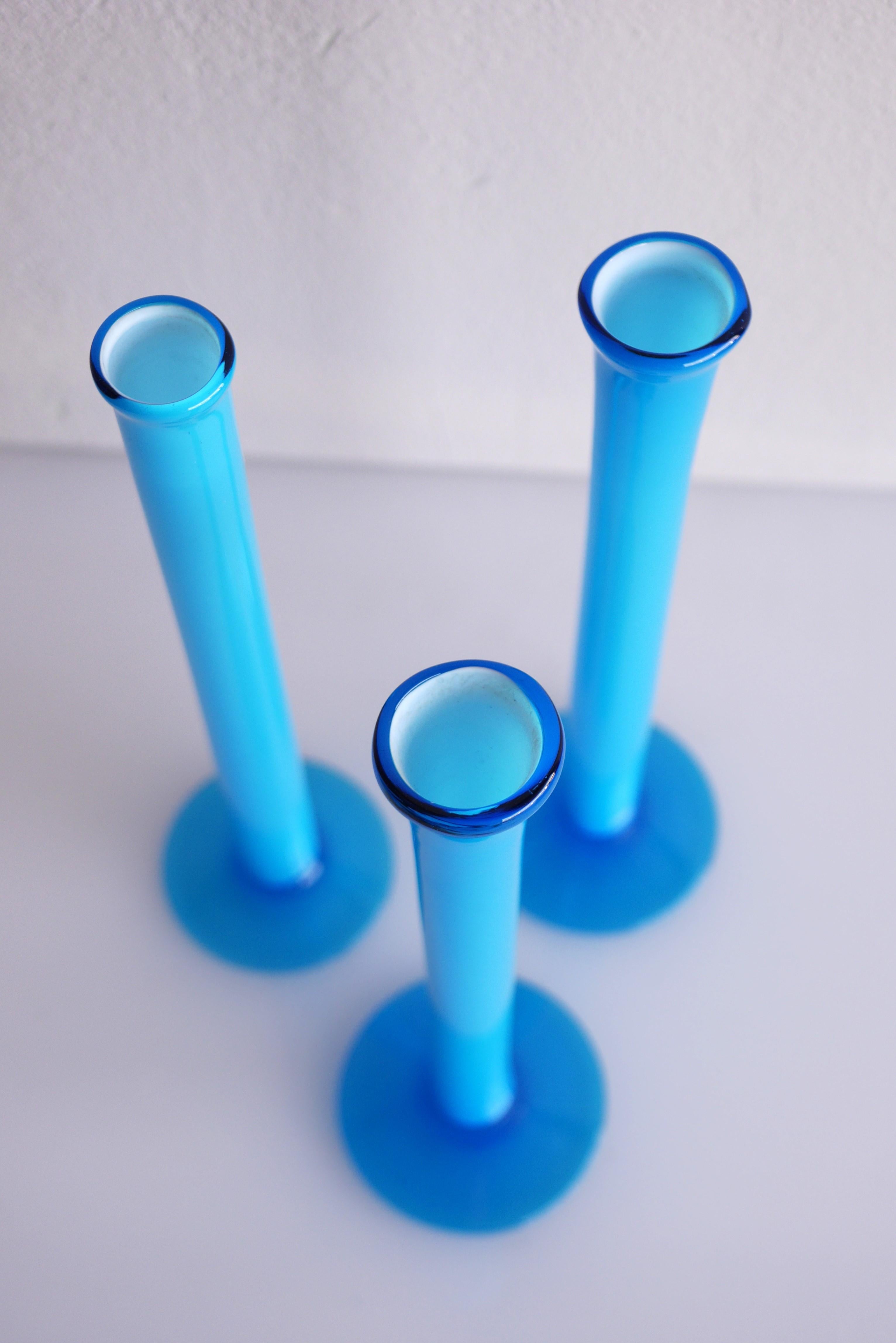 Vetro artistico Trio di vasi alti soffiati a mano Orchid blu azzurro di Artur Percy per Gullaskruf in vendita