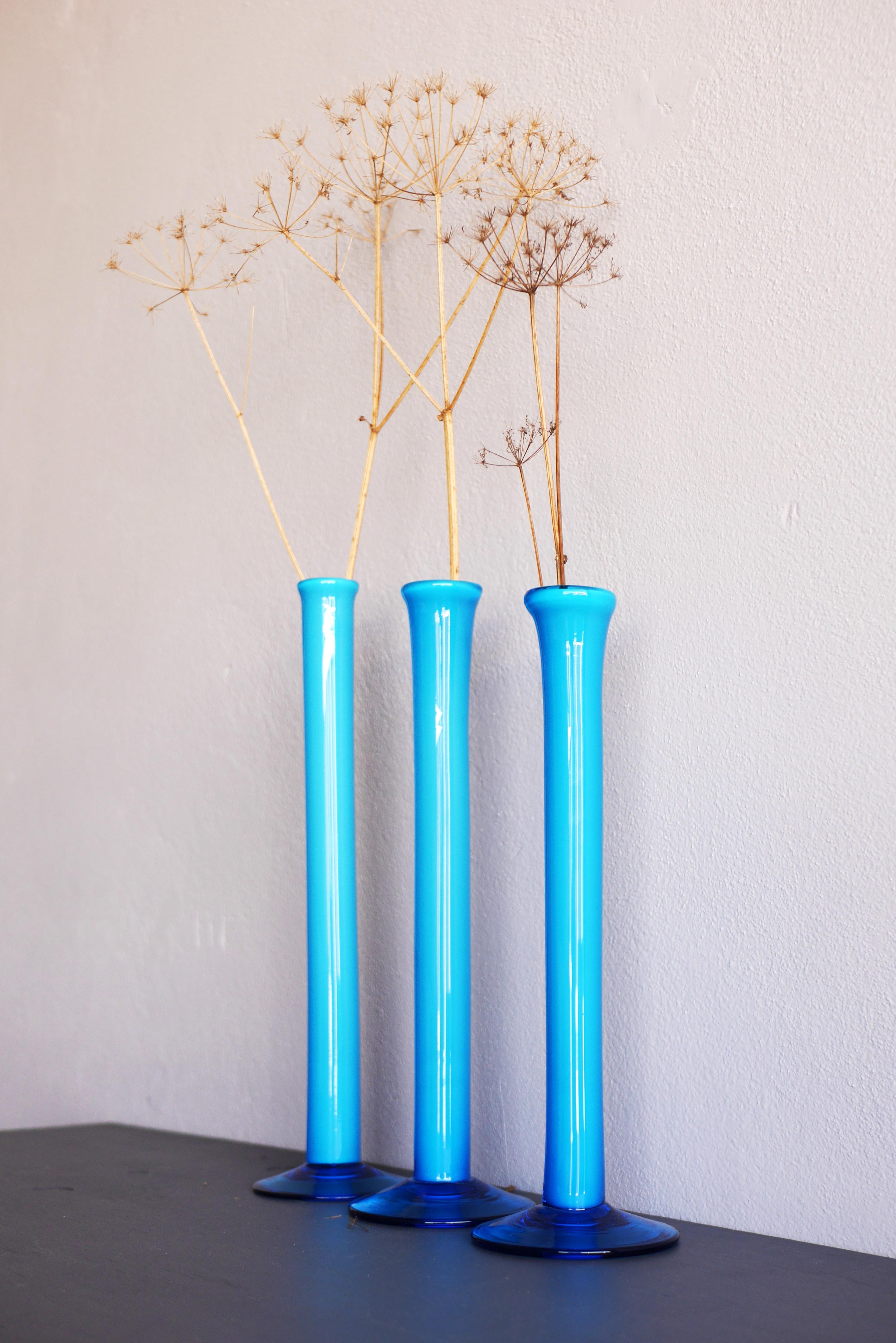 Trio di vasi alti soffiati a mano Orchid blu azzurro di Artur Percy per Gullaskruf in vendita 1