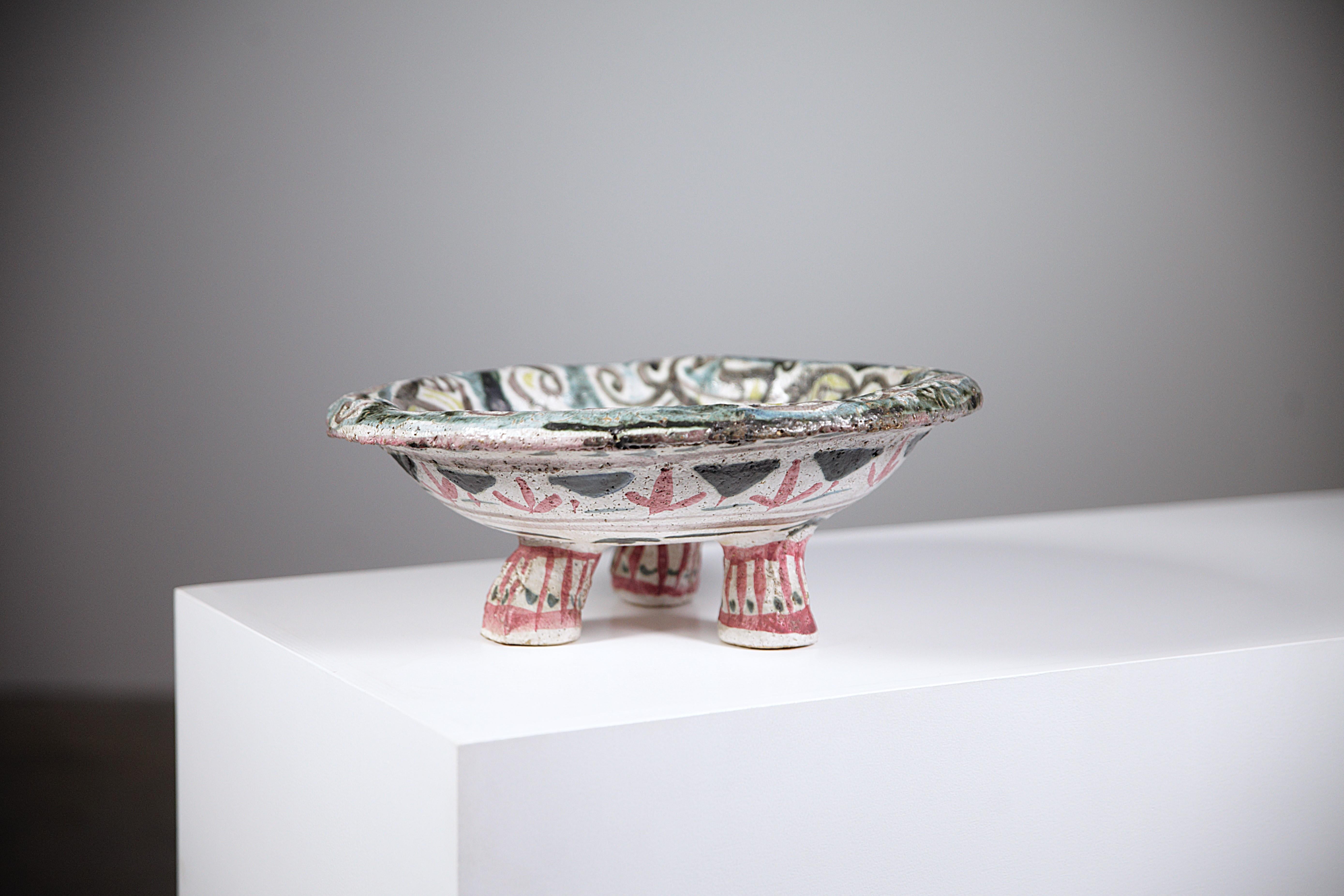 An important tripod bowl by François Goalec France 1960s.

A rare piece of this Brittany artist.

Nice birds drawing.

Signed and dated under.

In good condition.

Very light lack of enamel here and there. ( Please ask more details )