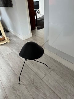 A tripod desk lamp