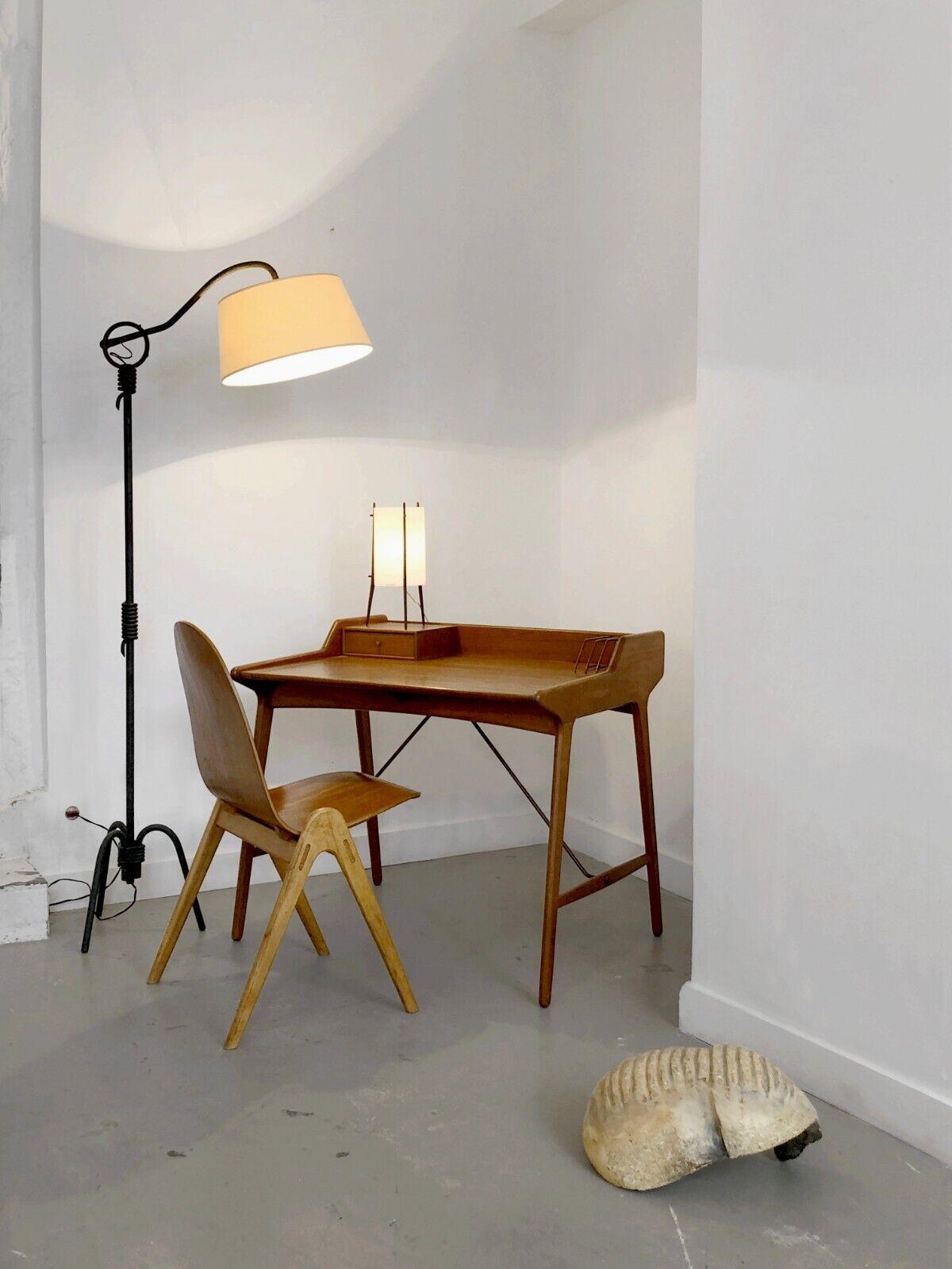 A MODERNIST TRIPOD FLOOR LAMP in JEAN ROYERE & JACQUES ADNET style, France 1950 In Good Condition For Sale In PARIS, FR