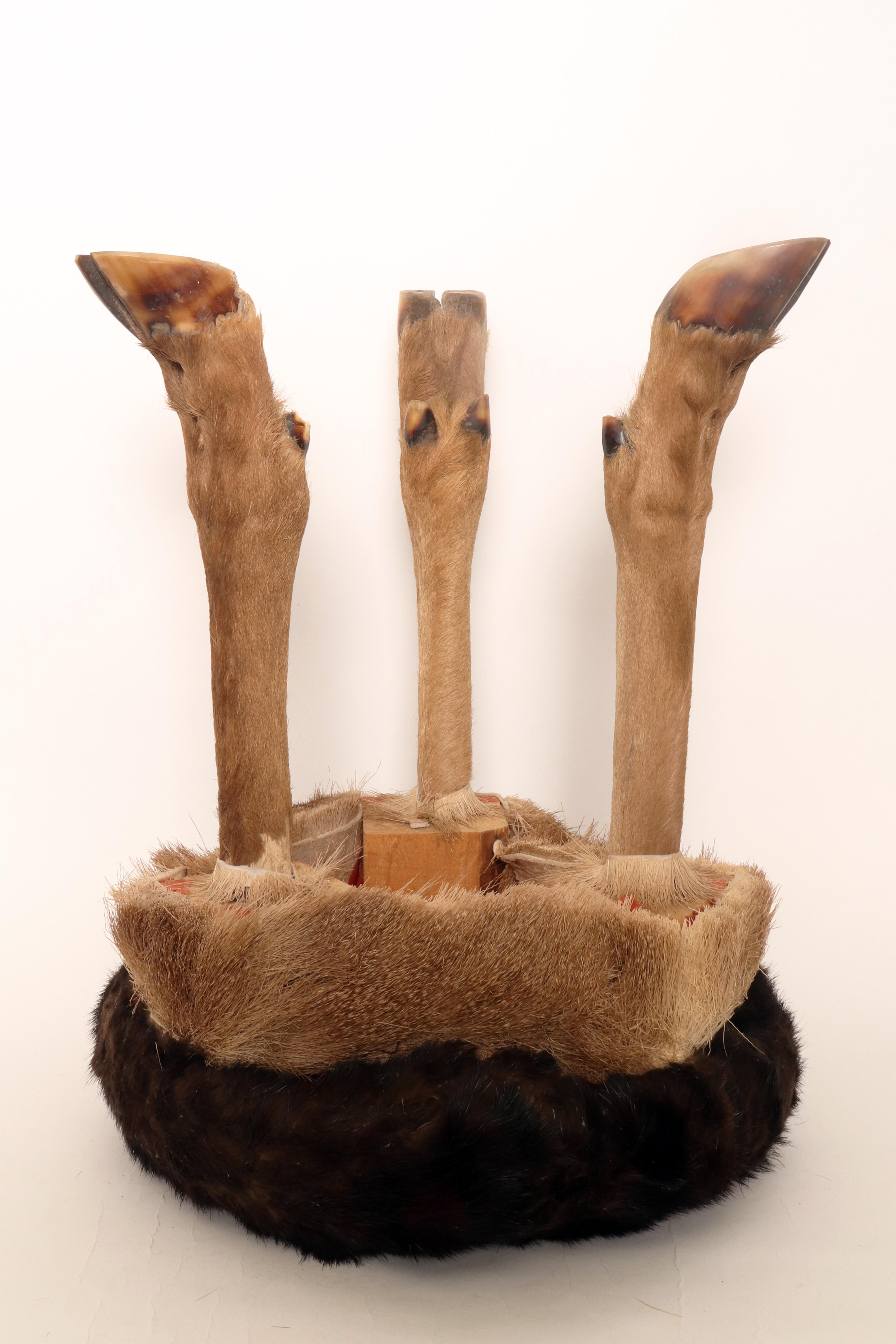 Un tabouret tripode fabriqué à partir de pieds et de fourrure de cerf, Autriche 1880. en vente 4