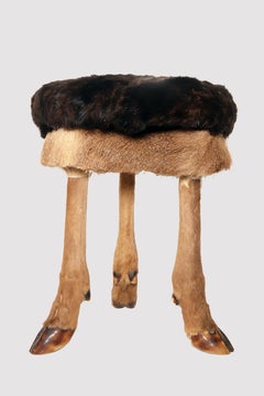 Sgabello tripode realizzato con zampe e pelliccia di cervo, Austria 1880.