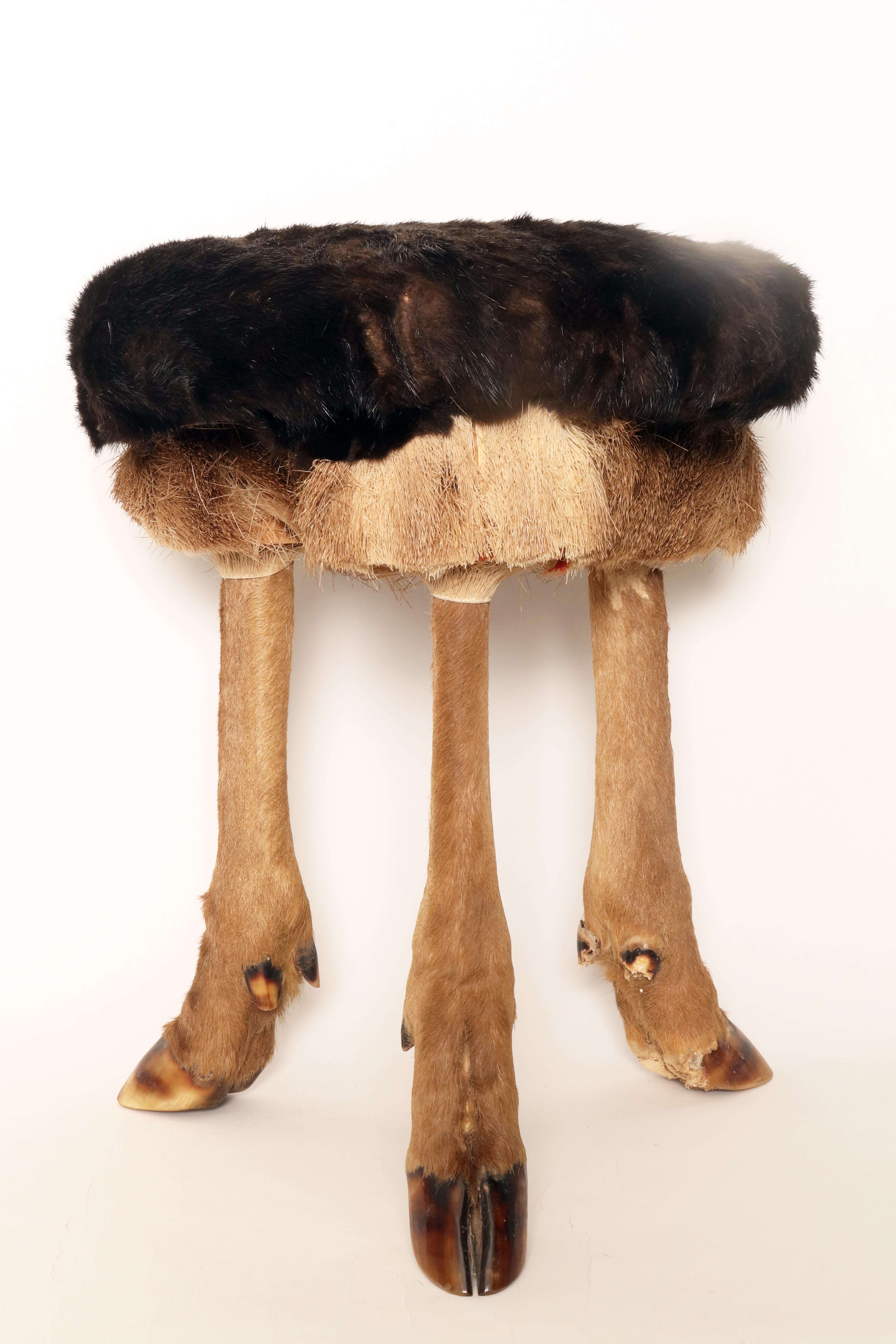 Autrichien Un tabouret tripode fabriqué à partir de pieds et de fourrure de cerf, Autriche 1880. en vente