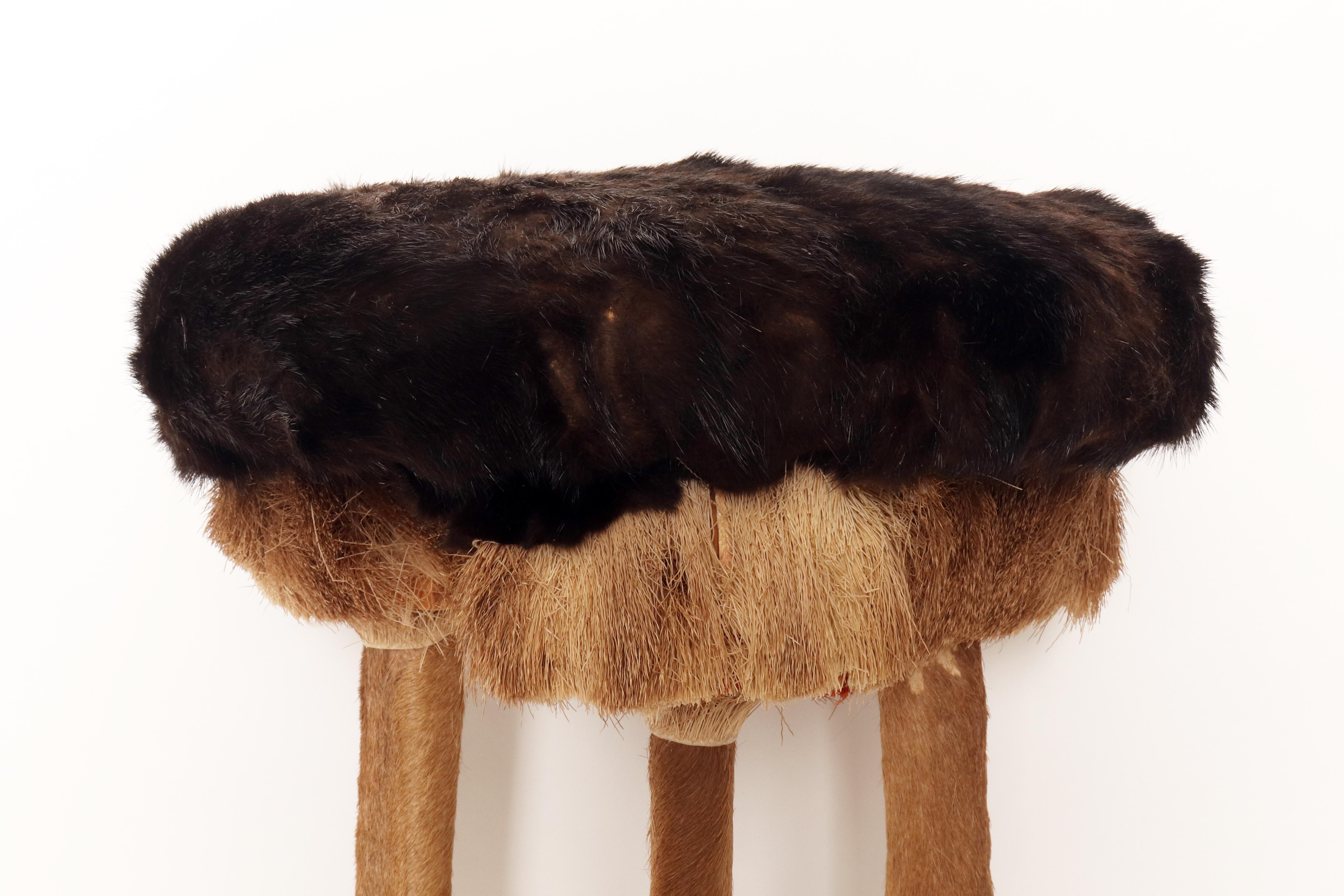 Un tabouret tripode fabriqué à partir de pieds et de fourrure de cerf, Autriche 1880. Bon état - En vente à Milan, IT