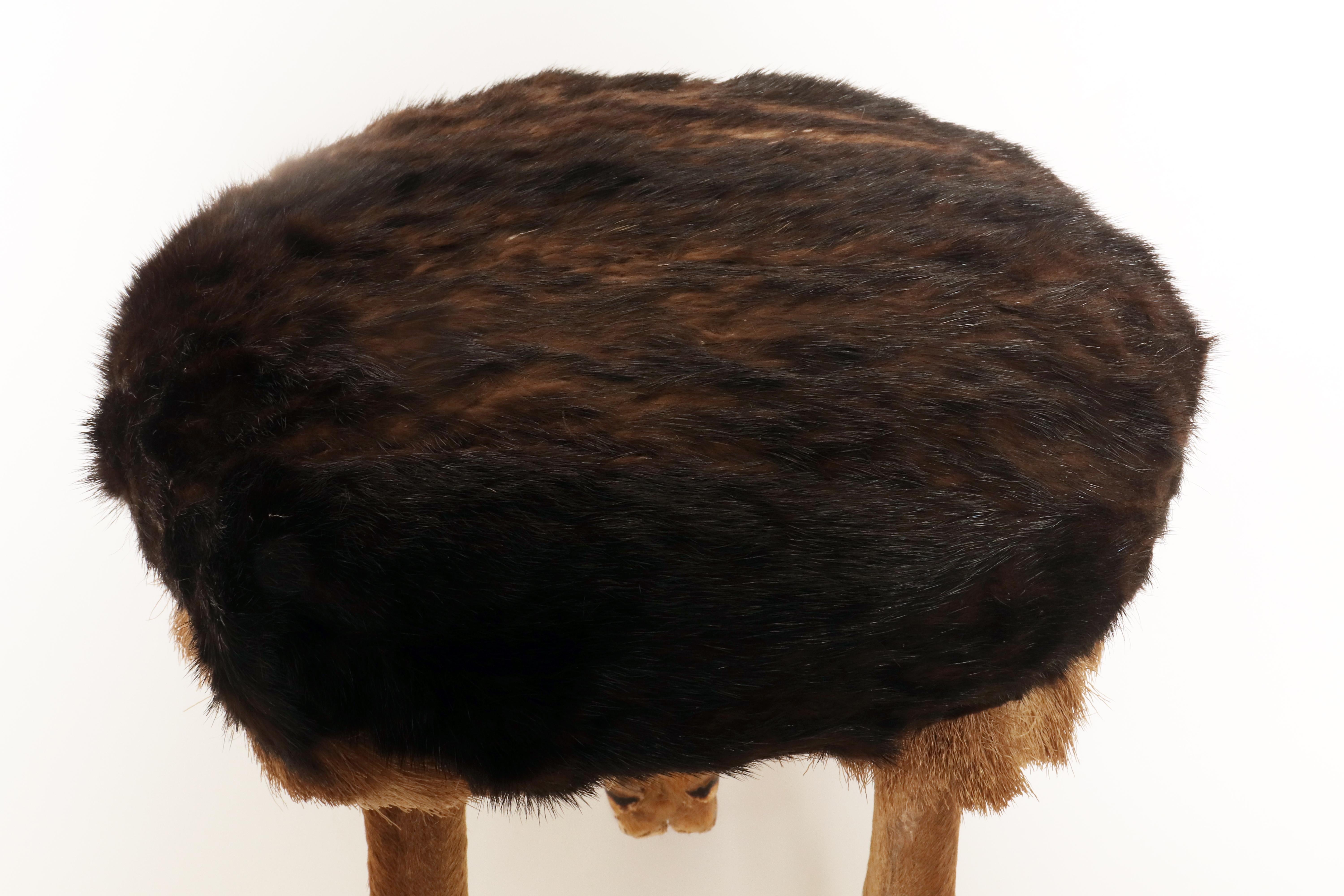 Un tabouret tripode fabriqué à partir de pieds et de fourrure de cerf, Autriche 1880. en vente 1