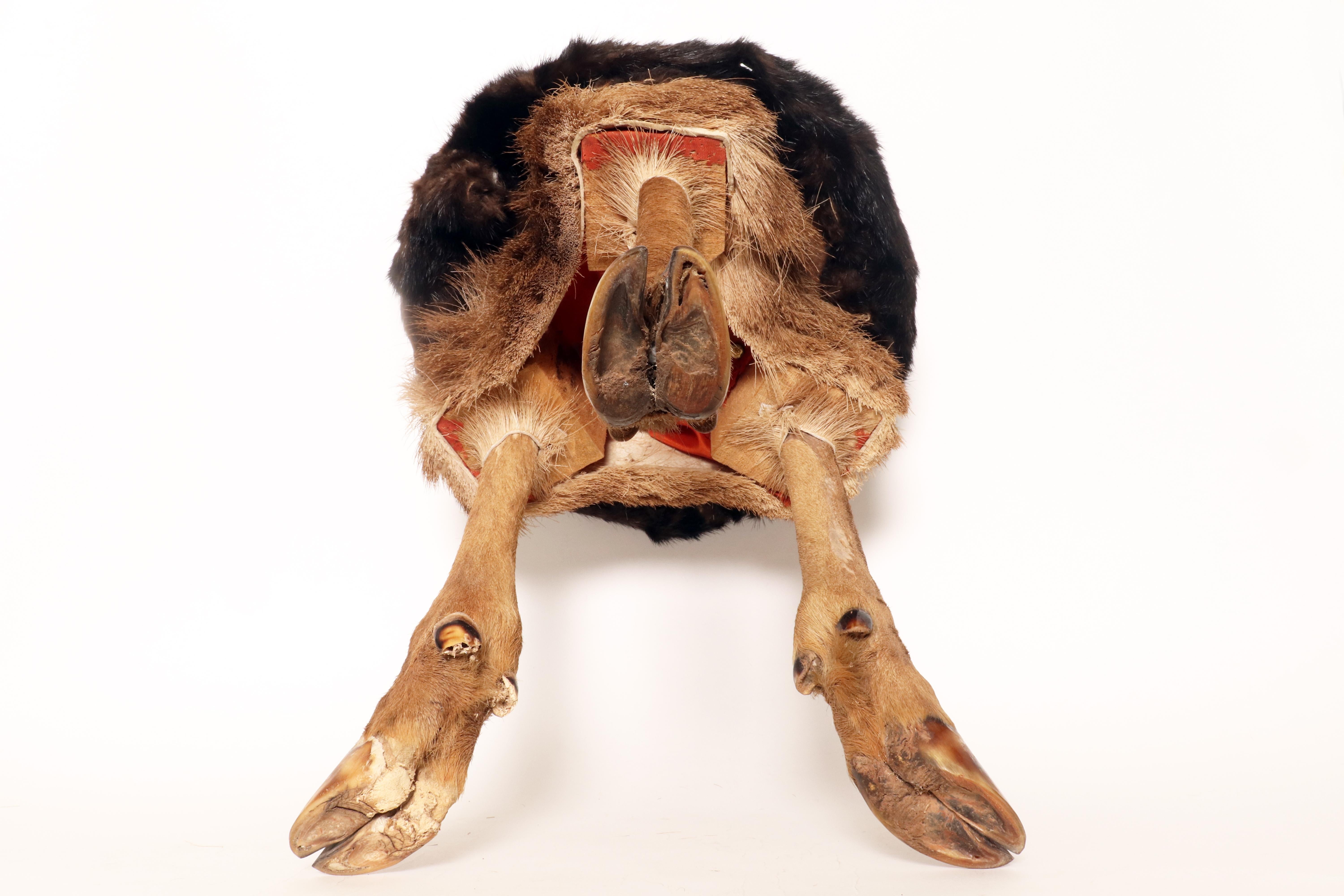 Un tabouret tripode fabriqué à partir de pieds et de fourrure de cerf, Autriche 1880. en vente 2