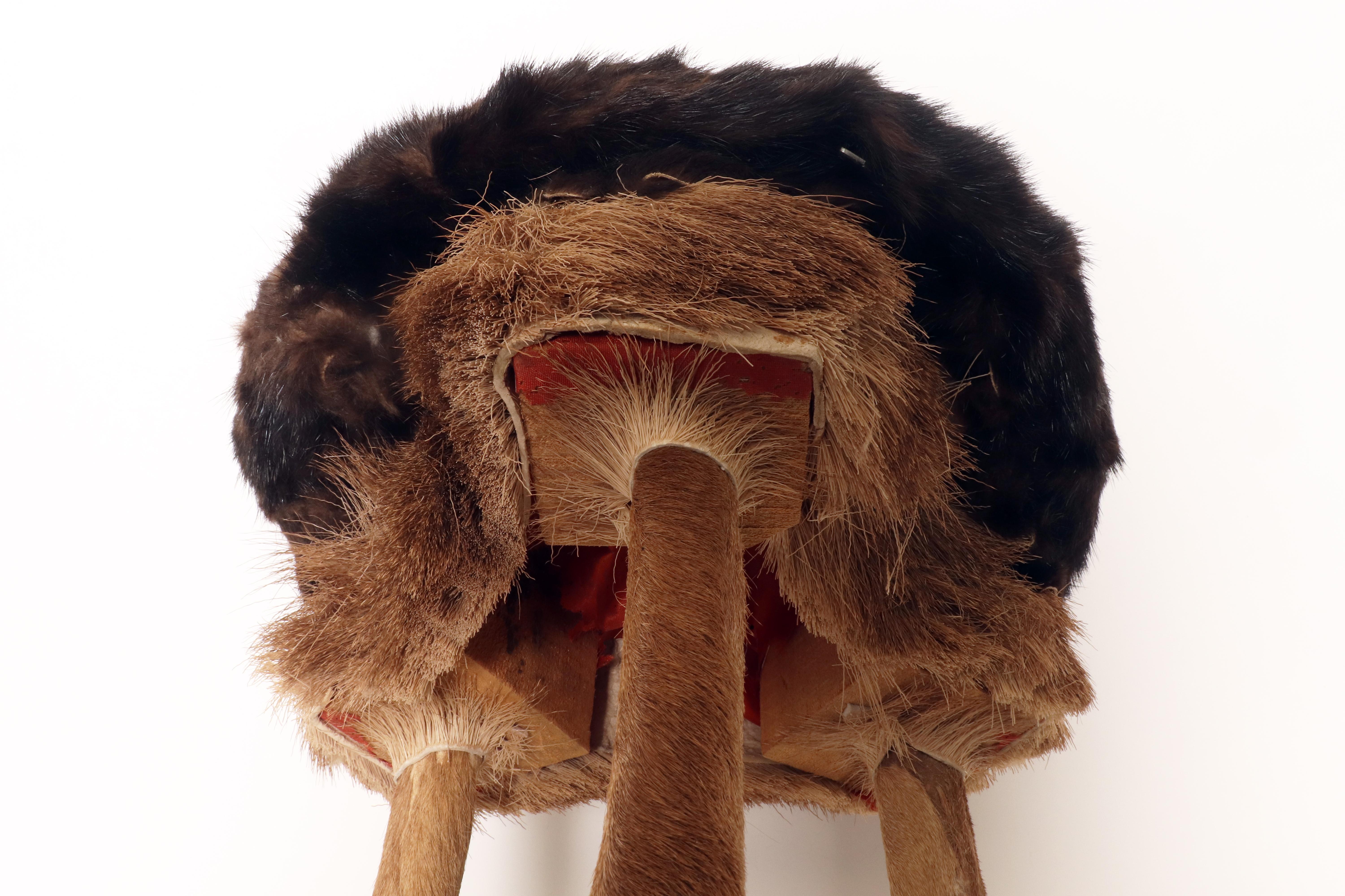 Un tabouret tripode fabriqué à partir de pieds et de fourrure de cerf, Autriche 1880. en vente 3