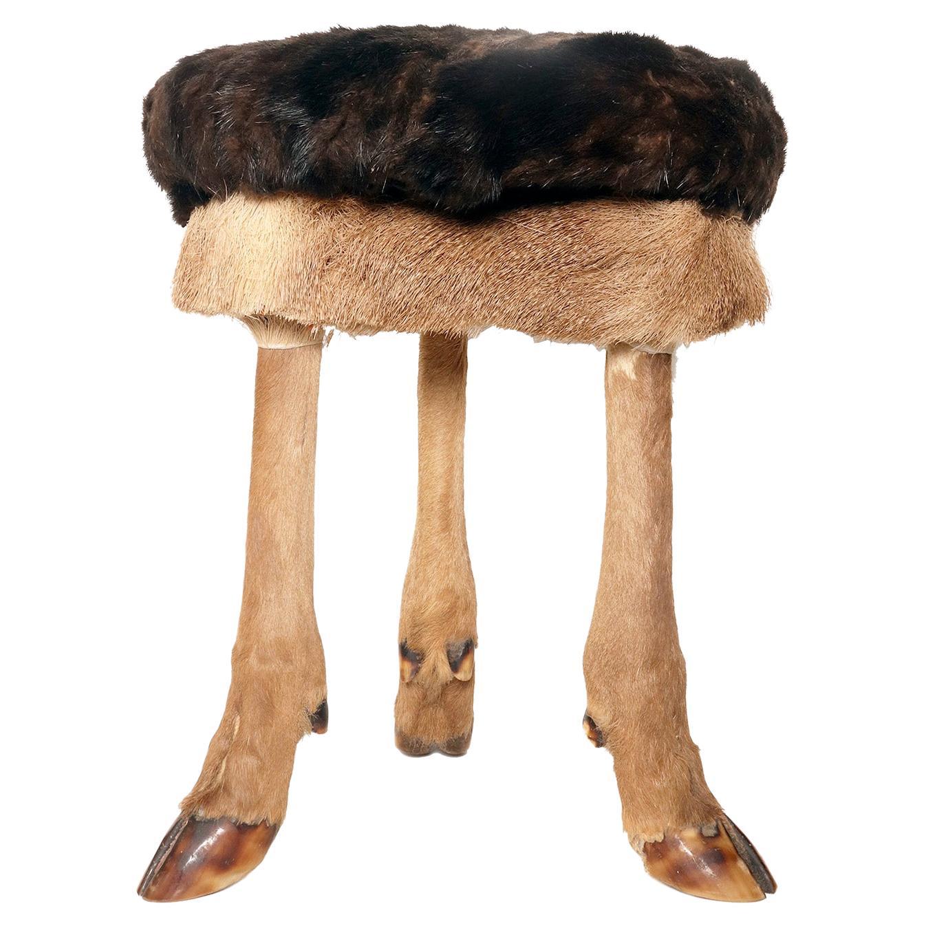 Un tabouret tripode fabriqué à partir de pieds et de fourrure de cerf, Autriche 1880. en vente