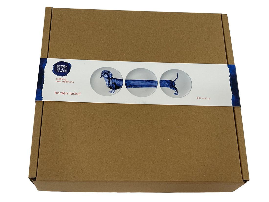 Ein Triptychon von Wandtellern mit einer Dackelszene (Keramik) im Angebot