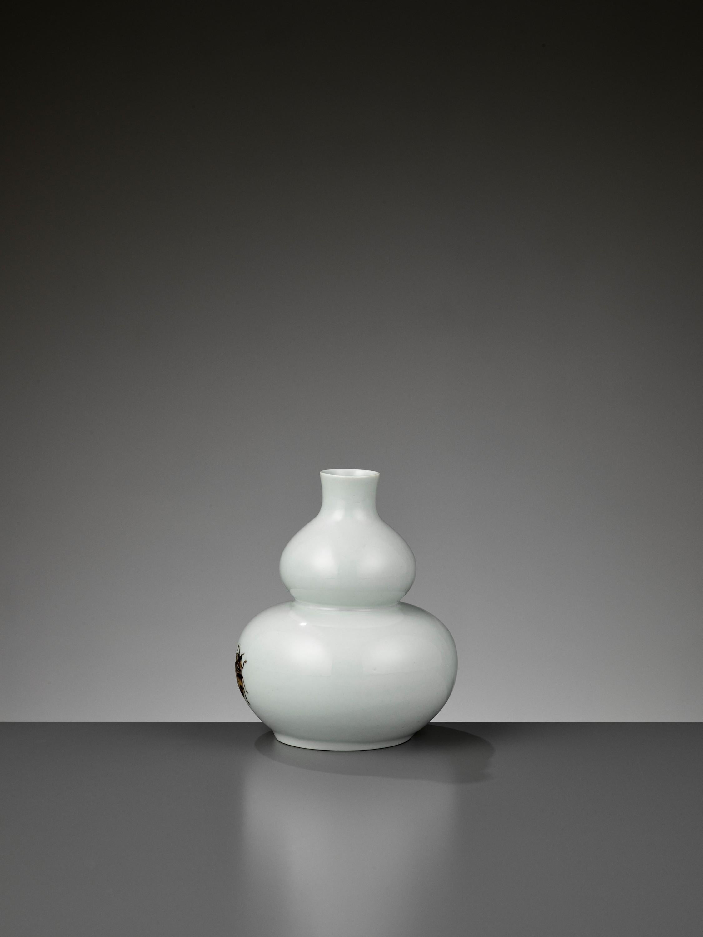 ‘Trompe L’oeil’ Porcelain Double-Gourd Vase by Middle Kingdom Porcelain In Good Condition For Sale In Vienna, AT