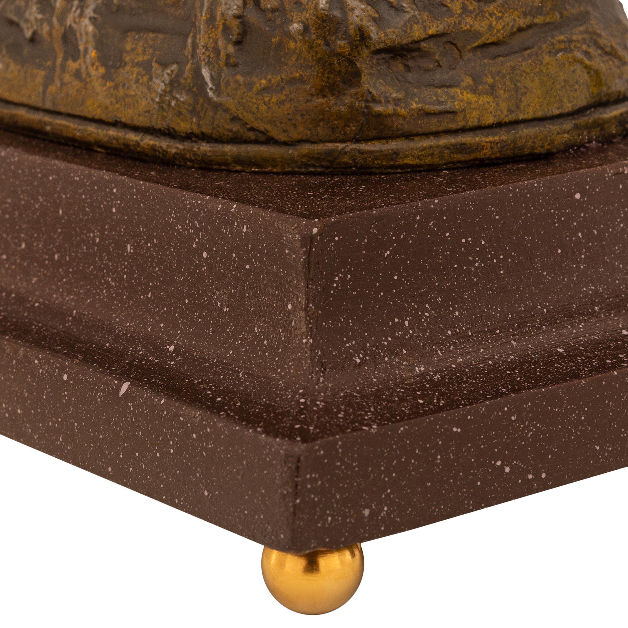 Coppia di lampade francesi del XIX secolo in finto porfido e Ormolu patinato in bronzo in vendita 4