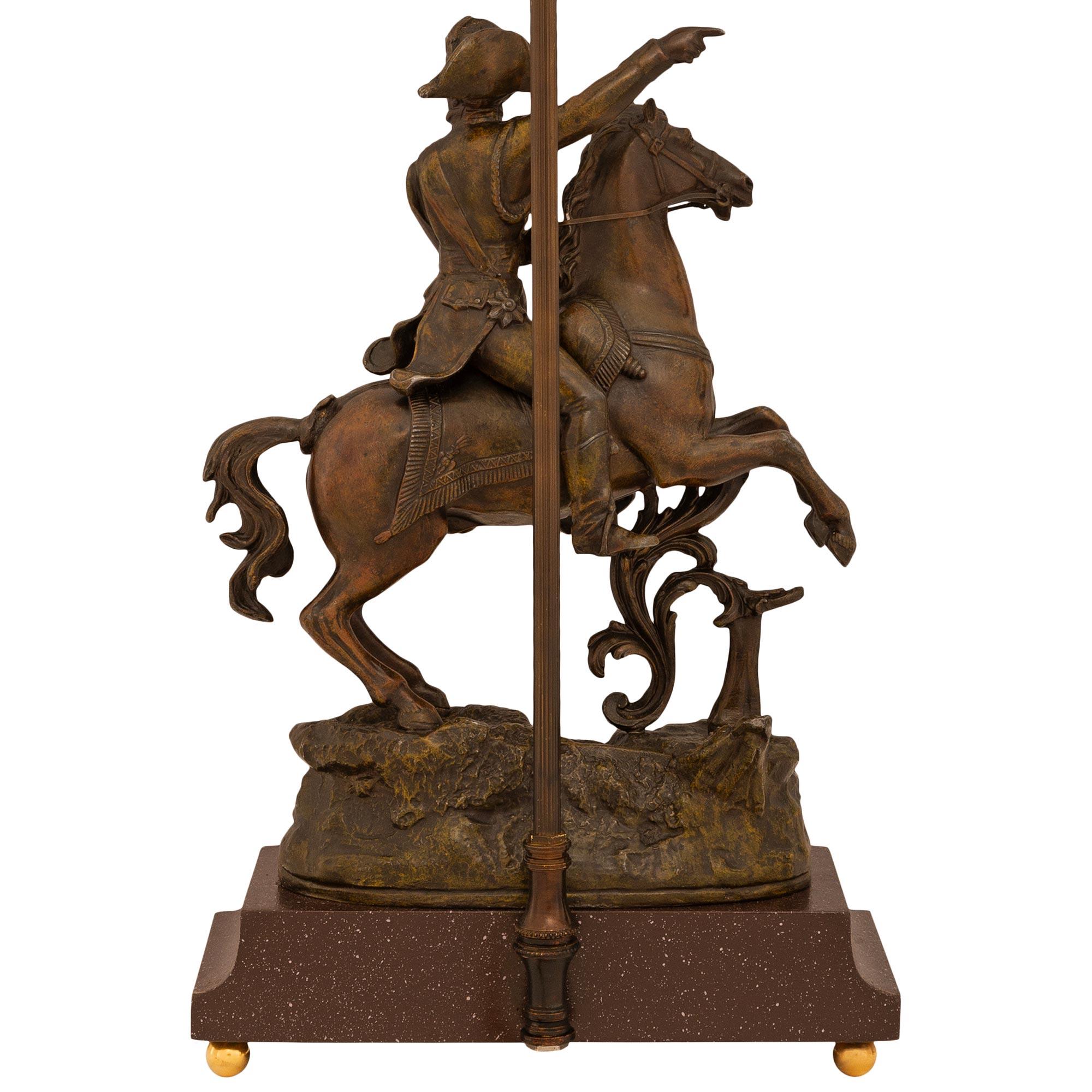 Coppia di lampade francesi del XIX secolo in finto porfido e Ormolu patinato in bronzo in vendita 5