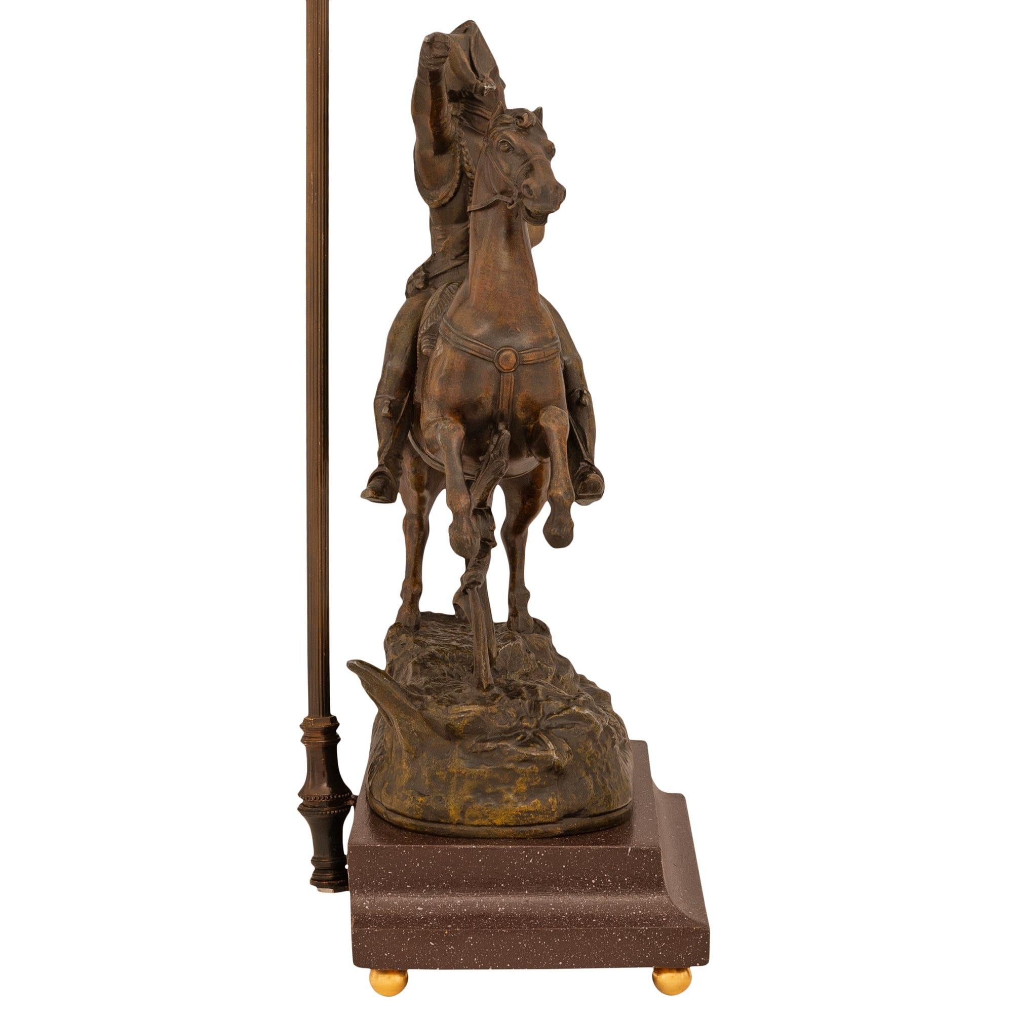 Patinato Coppia di lampade francesi del XIX secolo in finto porfido e Ormolu patinato in bronzo in vendita
