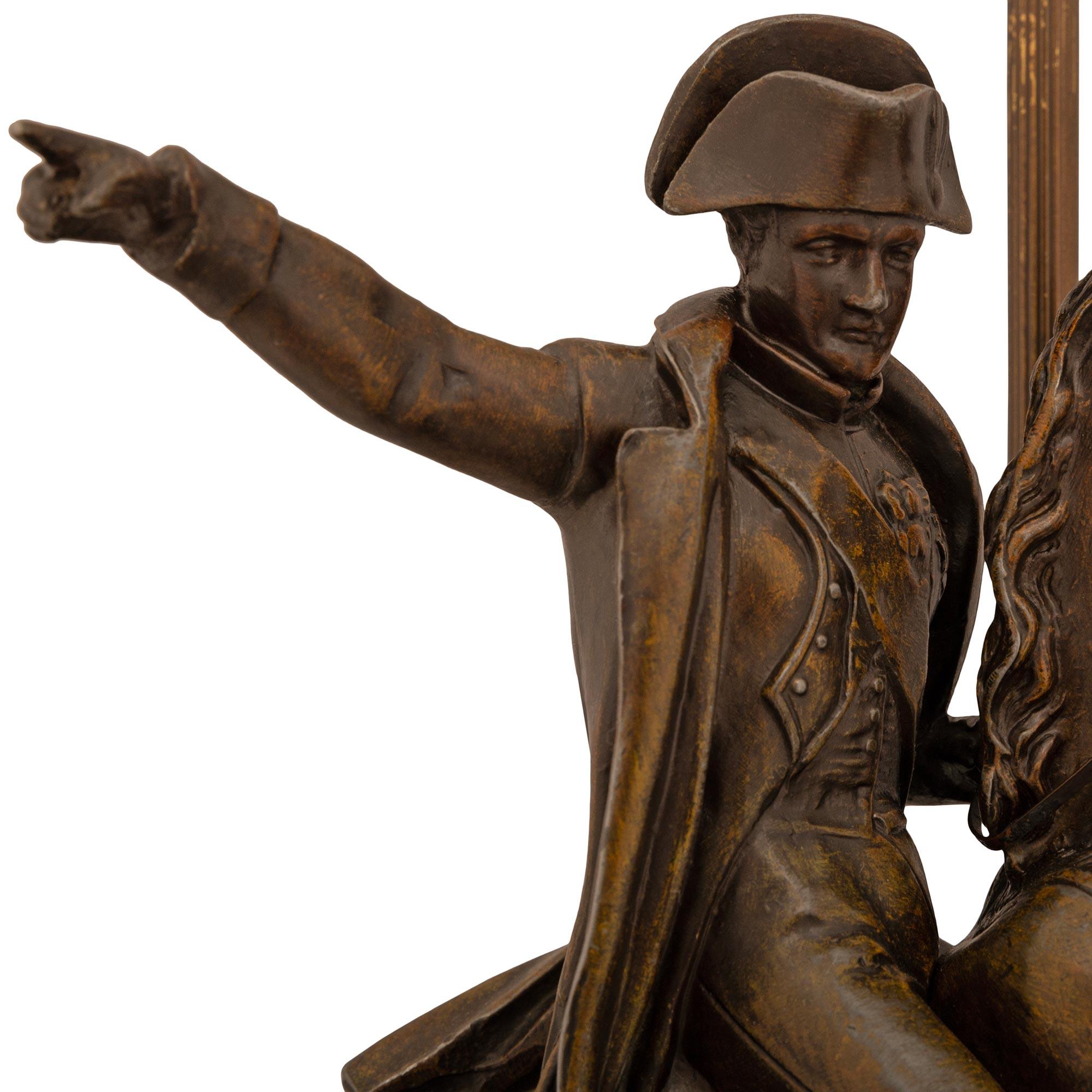 Bronzo Coppia di lampade francesi del XIX secolo in finto porfido e Ormolu patinato in bronzo in vendita
