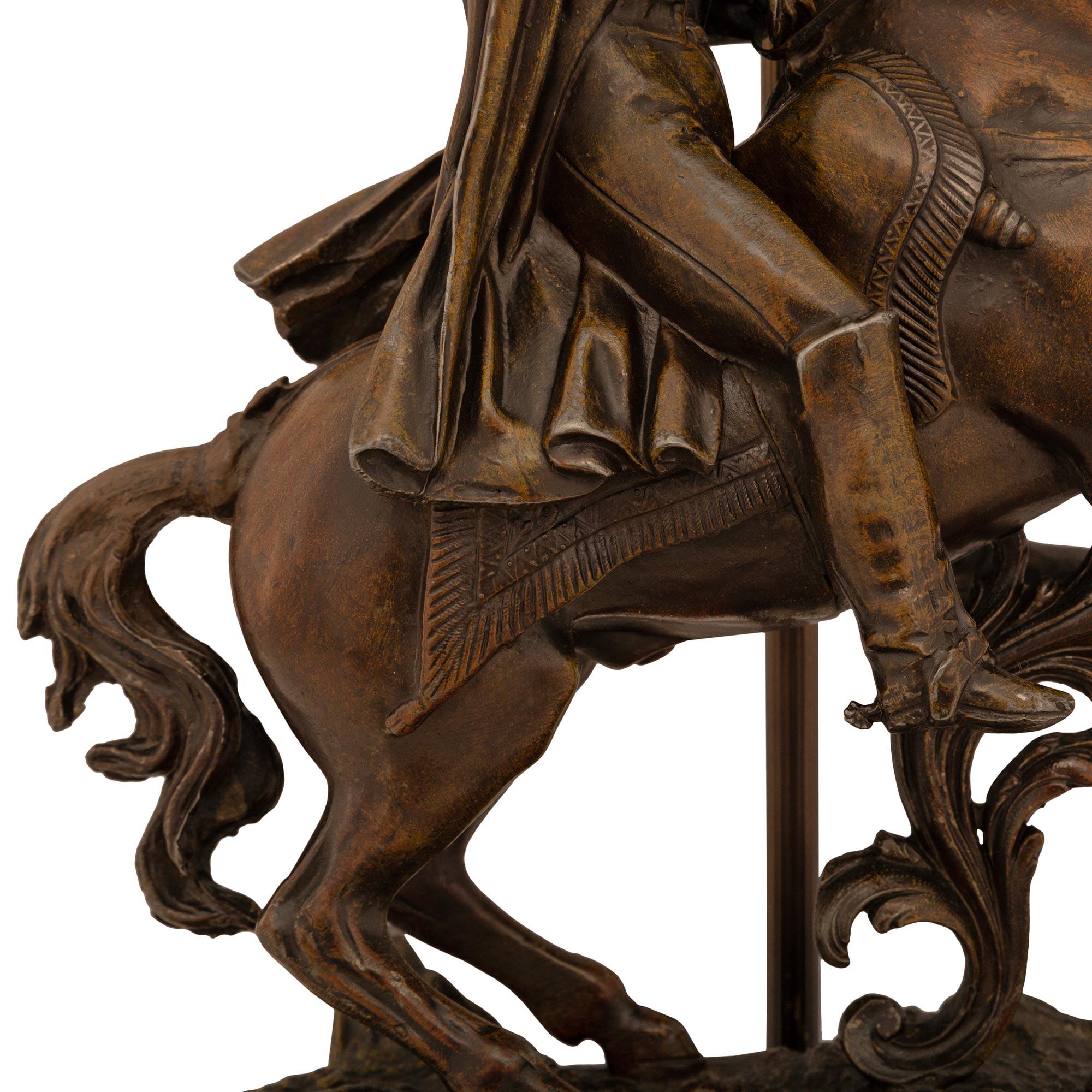 Coppia di lampade francesi del XIX secolo in finto porfido e Ormolu patinato in bronzo in vendita 2