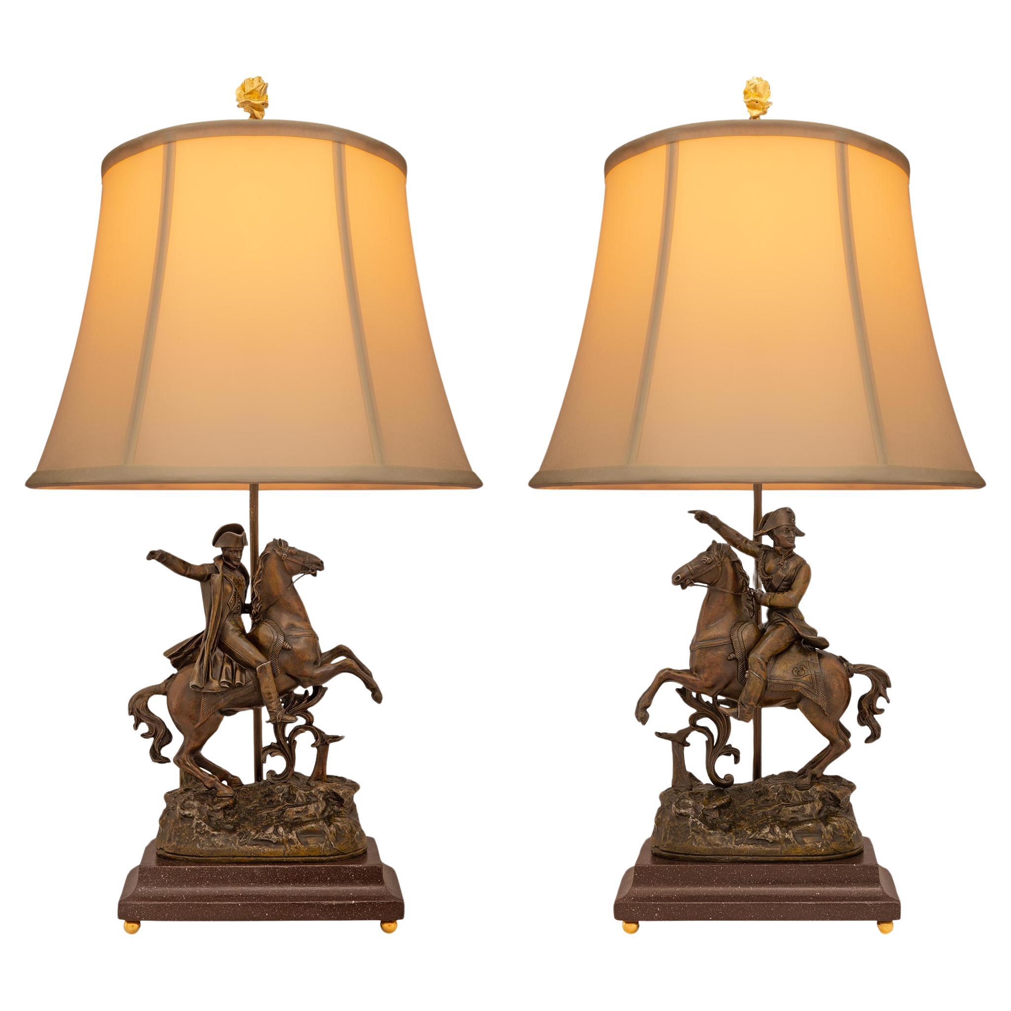 Coppia di lampade francesi del XIX secolo in finto porfido e Ormolu patinato in bronzo in vendita