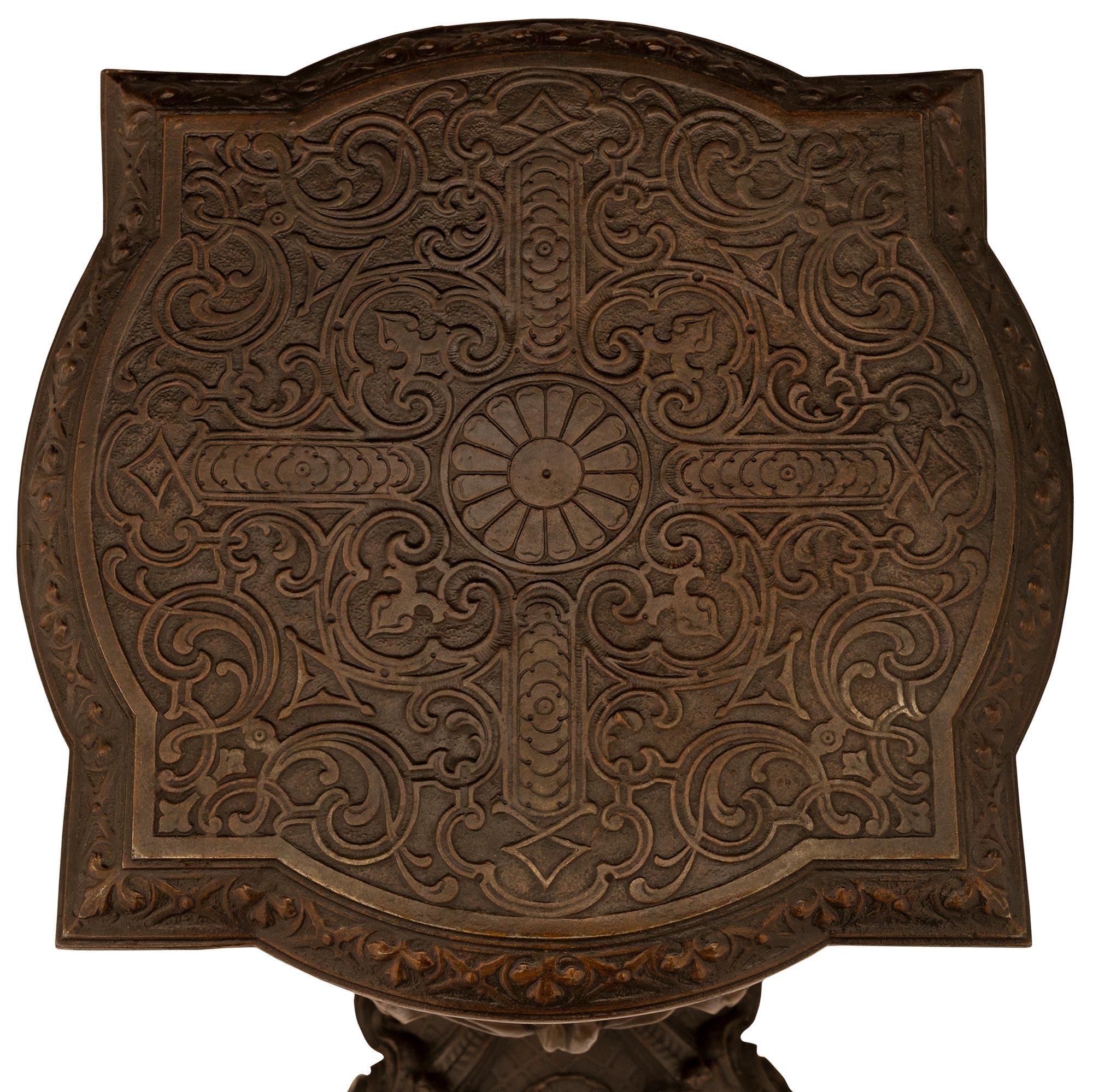 Ein echtes Paar französischer Sockel aus patinierter Bronze im Stil Louis XV des 19. im Angebot 3