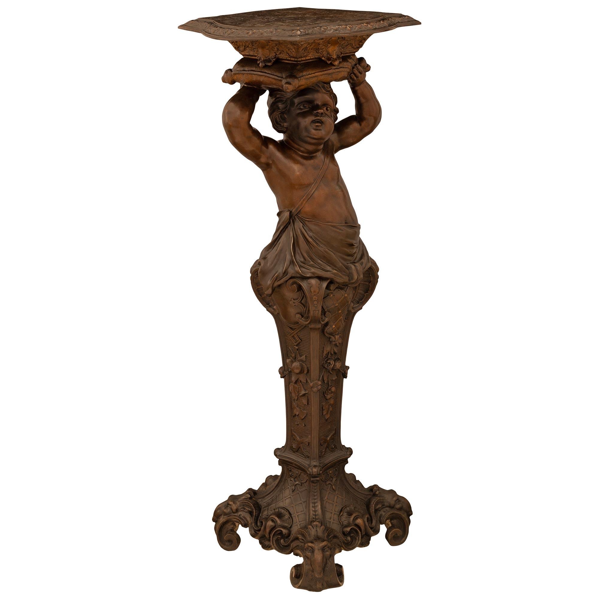 Ein echtes Paar französischer Sockel aus patinierter Bronze im Stil Louis XV des 19. (Louis XV.) im Angebot