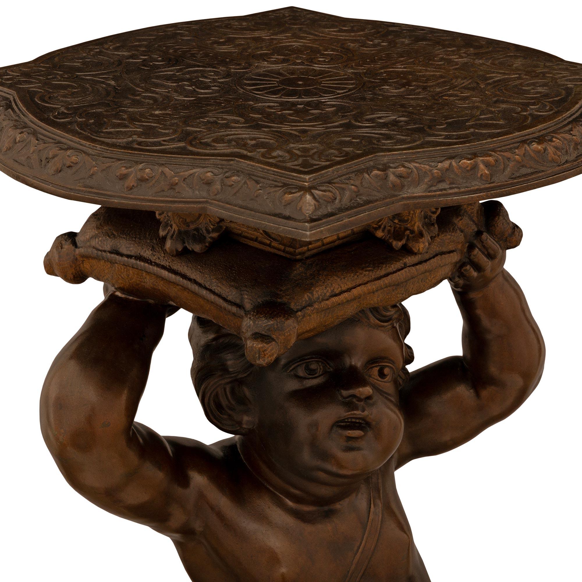 Ein echtes Paar französischer Sockel aus patinierter Bronze im Stil Louis XV des 19. (Patiniert) im Angebot